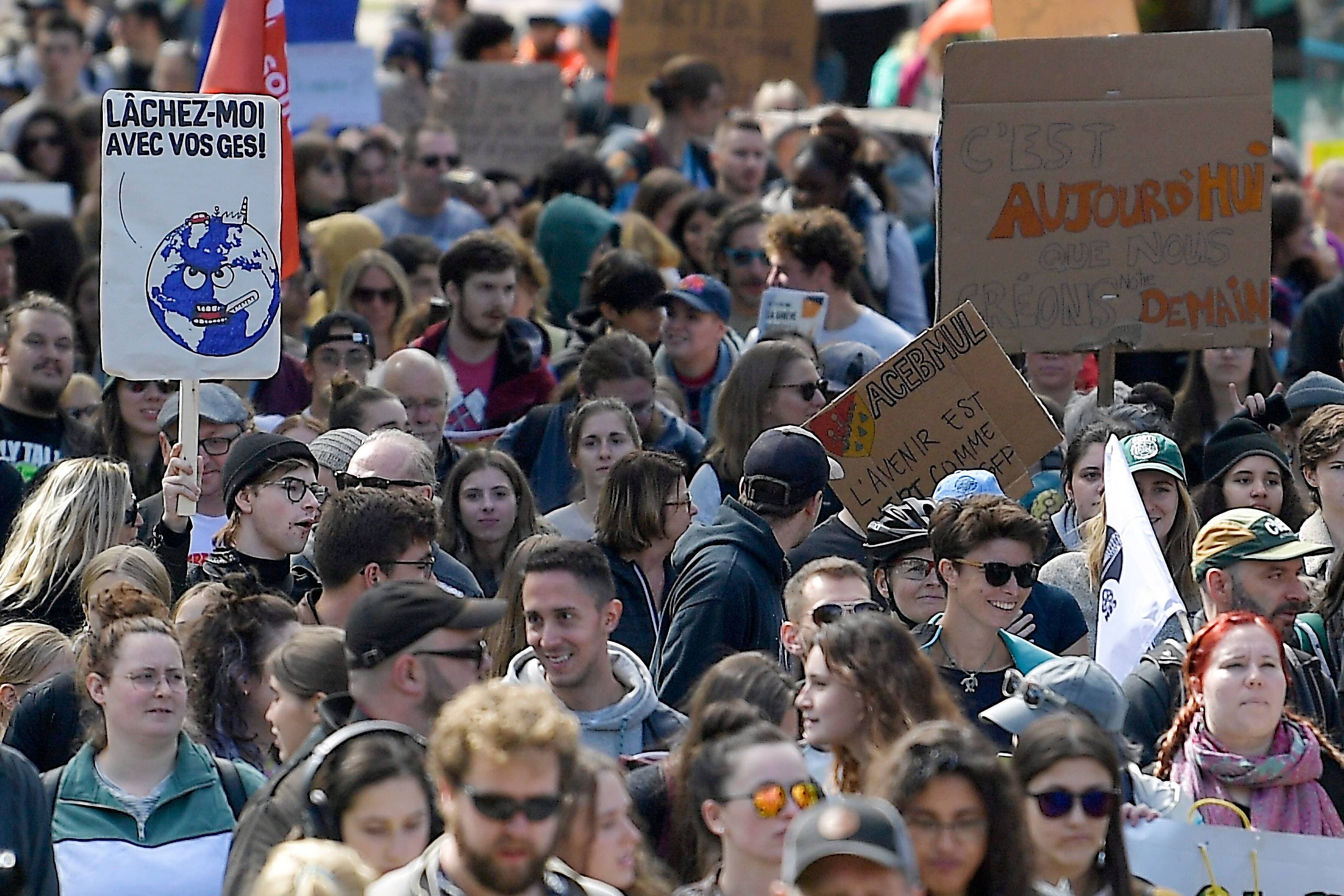 Quelque 160 000 étudiants ont fait la grève dans une douzaine de villes de la province, vendredi, dont plusieurs milliers à Québec , pour dénoncer l’inaction politique en matière d’environnement.