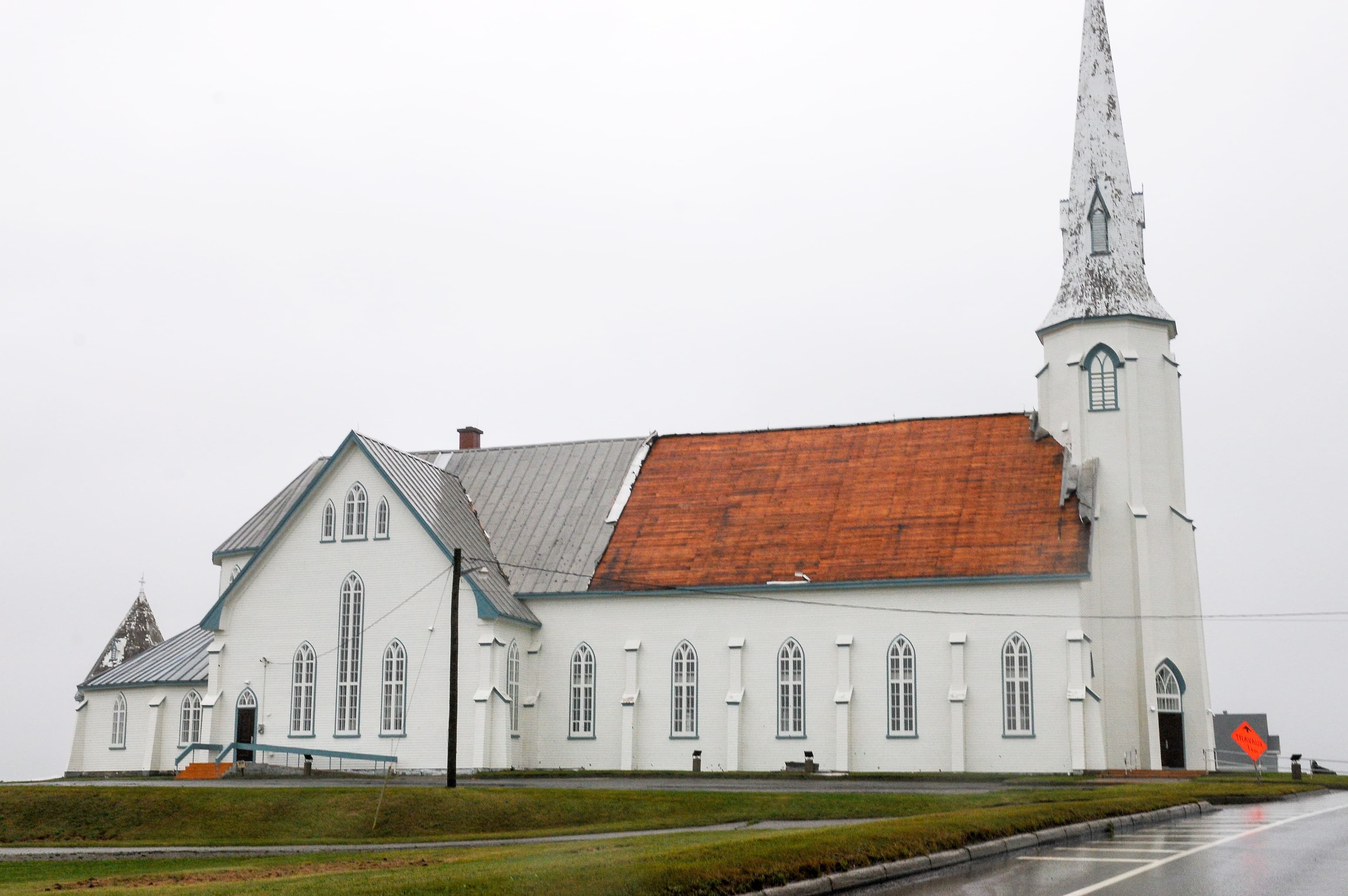 Une portion du toit de tôle de l’église Saint-Pierre-de-La Vernière, classée monument historique, est partie au vent, samedi.