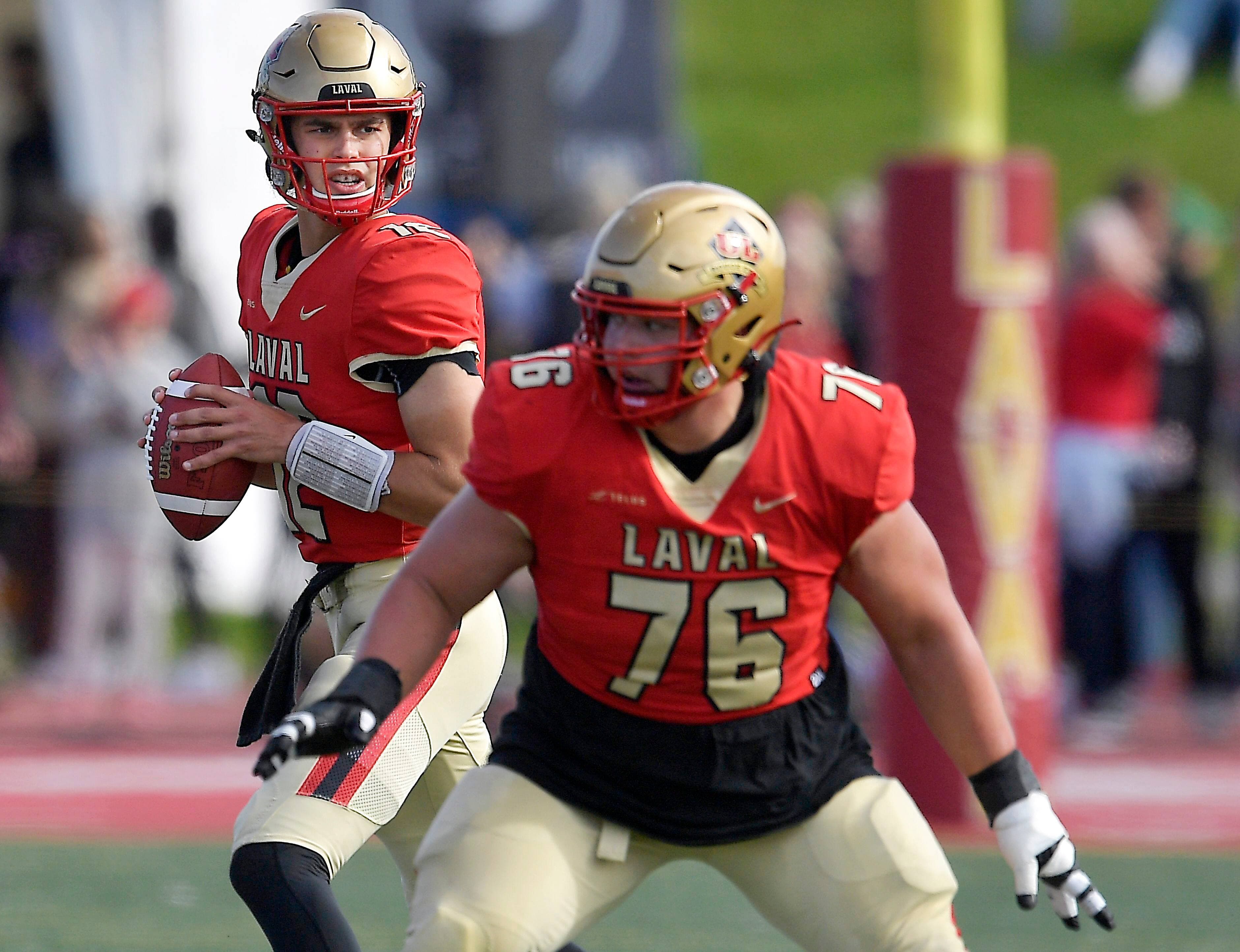 Arnaud Desjardins (derrière) est protégé par sa ligne offensive.