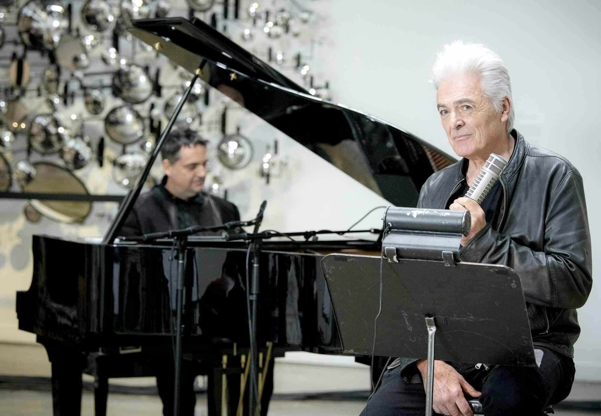 Daniel Lavoie, accompagné de Laurent Guardo au piano, a interprété deux chansons de l’album sur Rimbaud, lundi après-midi, à l’Arsenal art contemporain de Montréal.