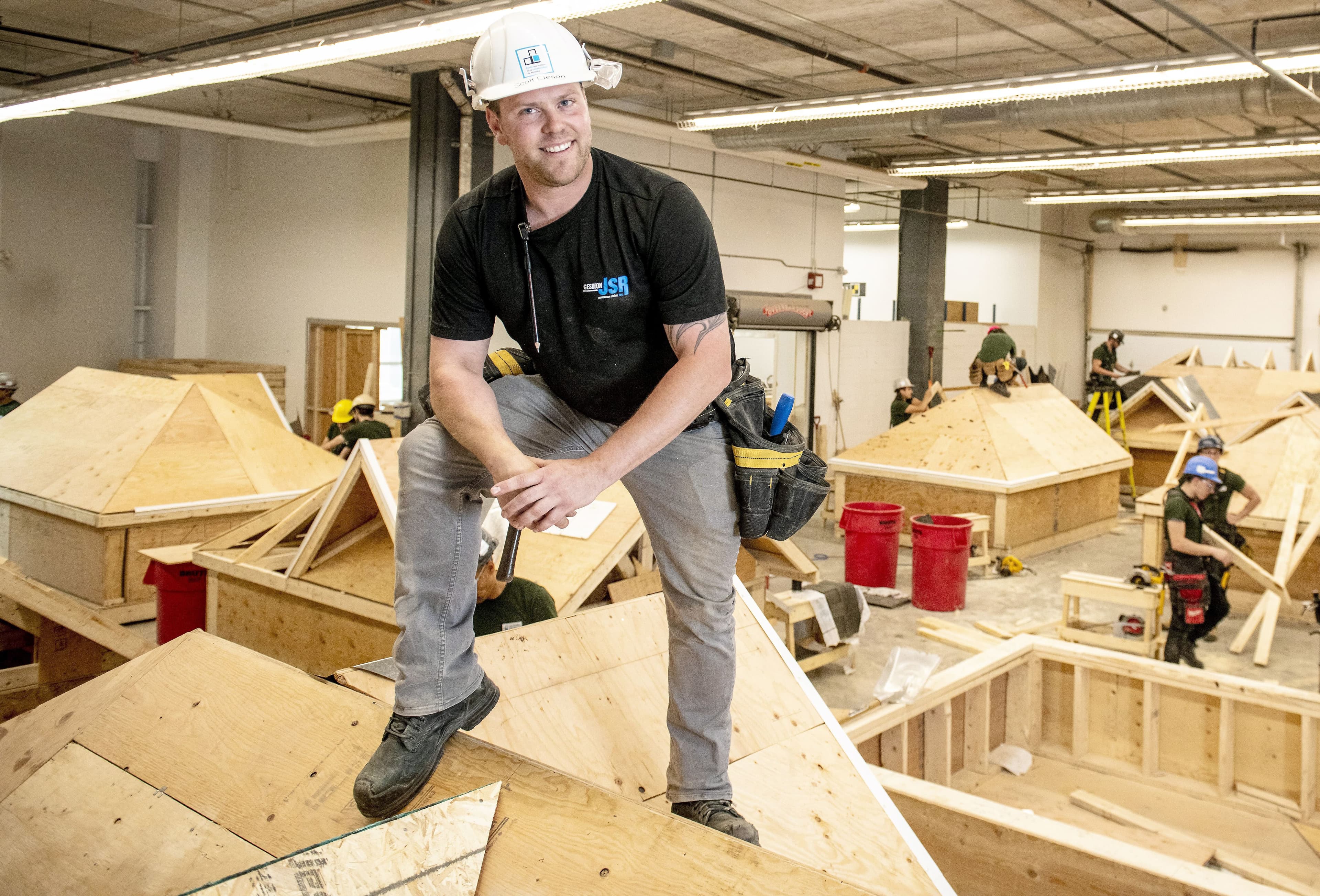 Scott Eteson, professeur à l’École des métiers de la construction de Montréal, voit de plus en plus de ses étudiants se laisser séduire et aller travailler dans le secteur privé plutôt que de terminer leurs études.