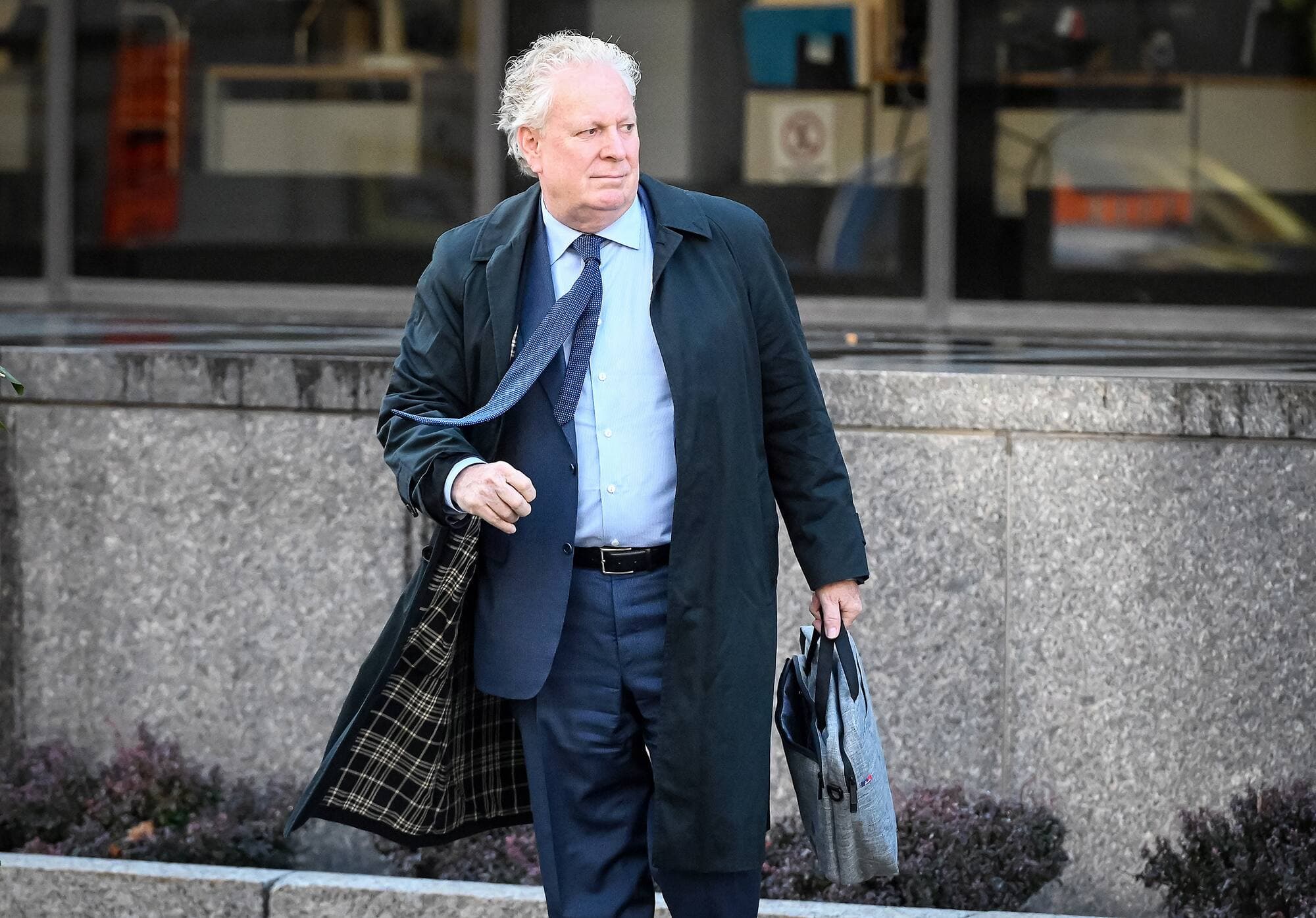 Jean Charest à sa sortie du palais de justice de Montréal mardi en fin d’après-midi .