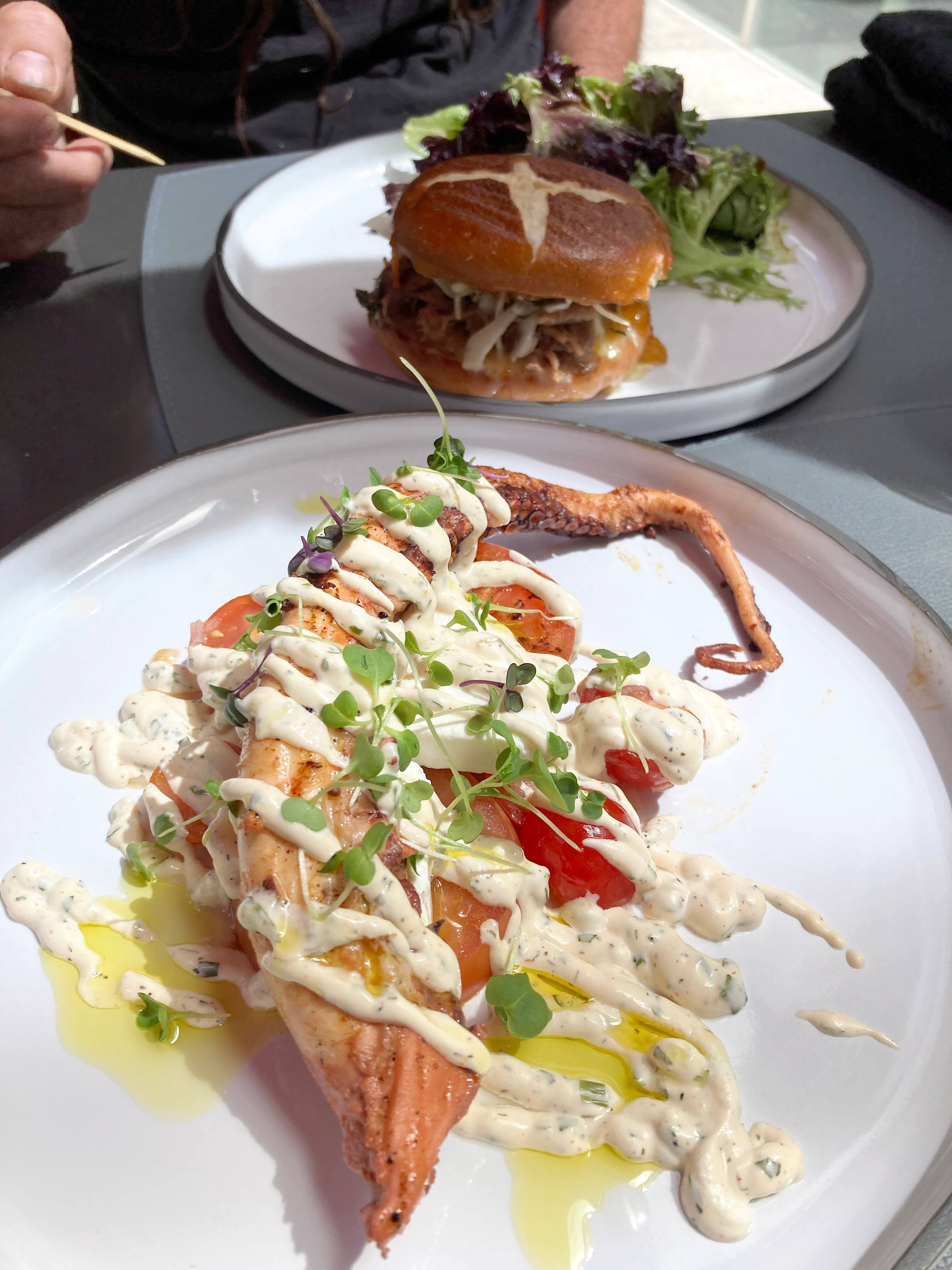 Dans le burger à l’agneau effiloché et la pieuvre grillée, on retrouve des clins d’œil aux œuvres Phénix (homme marqué) de Vaughn Spann, et Tigre 1949 de Jackson Pollock.