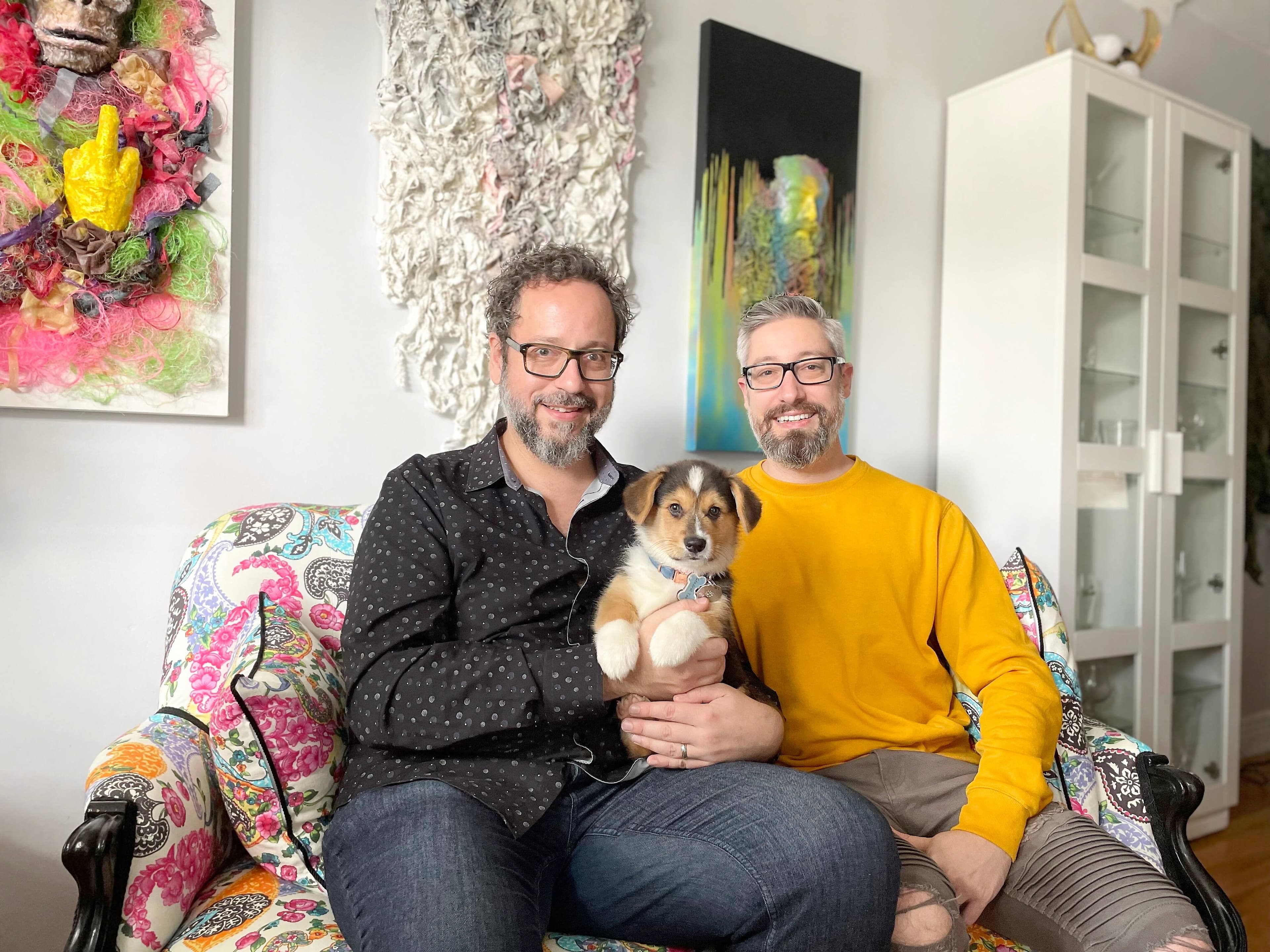 Marc-André Hamel et Rémi Sauvageau ont adopté un bébé corgi cette semaine après un an d’attente. Ils assurent que la monarchie n’a rien à jouer dans leur décision. Leur chiot a même déjà reçu des demandes d’entreprises pour devenir influenceur.