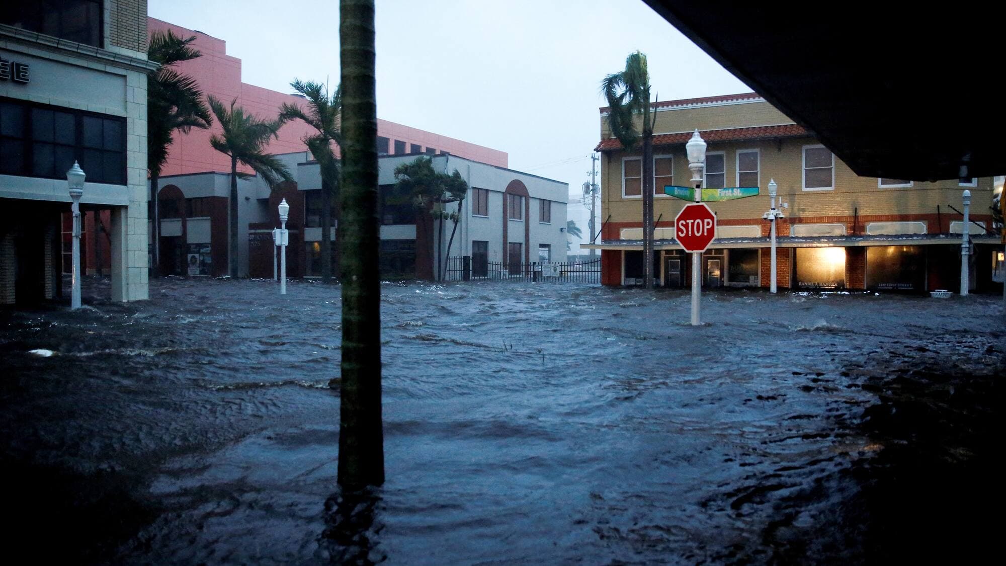 Une rue inondée dans le centre-ville de Fort Myersen Floride, mercredi soir.