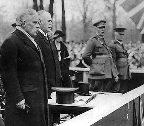 Début 1917, le premier ministre du Canada, Robert Borden (à gauche sur la photo), a présenté un projet de loi établissant le service militaire obligatoire, lequel a été adopté le 6 juillet à 188 voix contre 55.