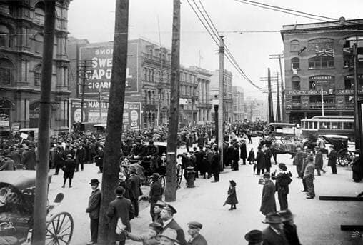 Une manifestation contre la conscription a eu lieu à Montréal en1917. La foule s’est attaquée à des militaires, et des coups de feu ont été tirés.