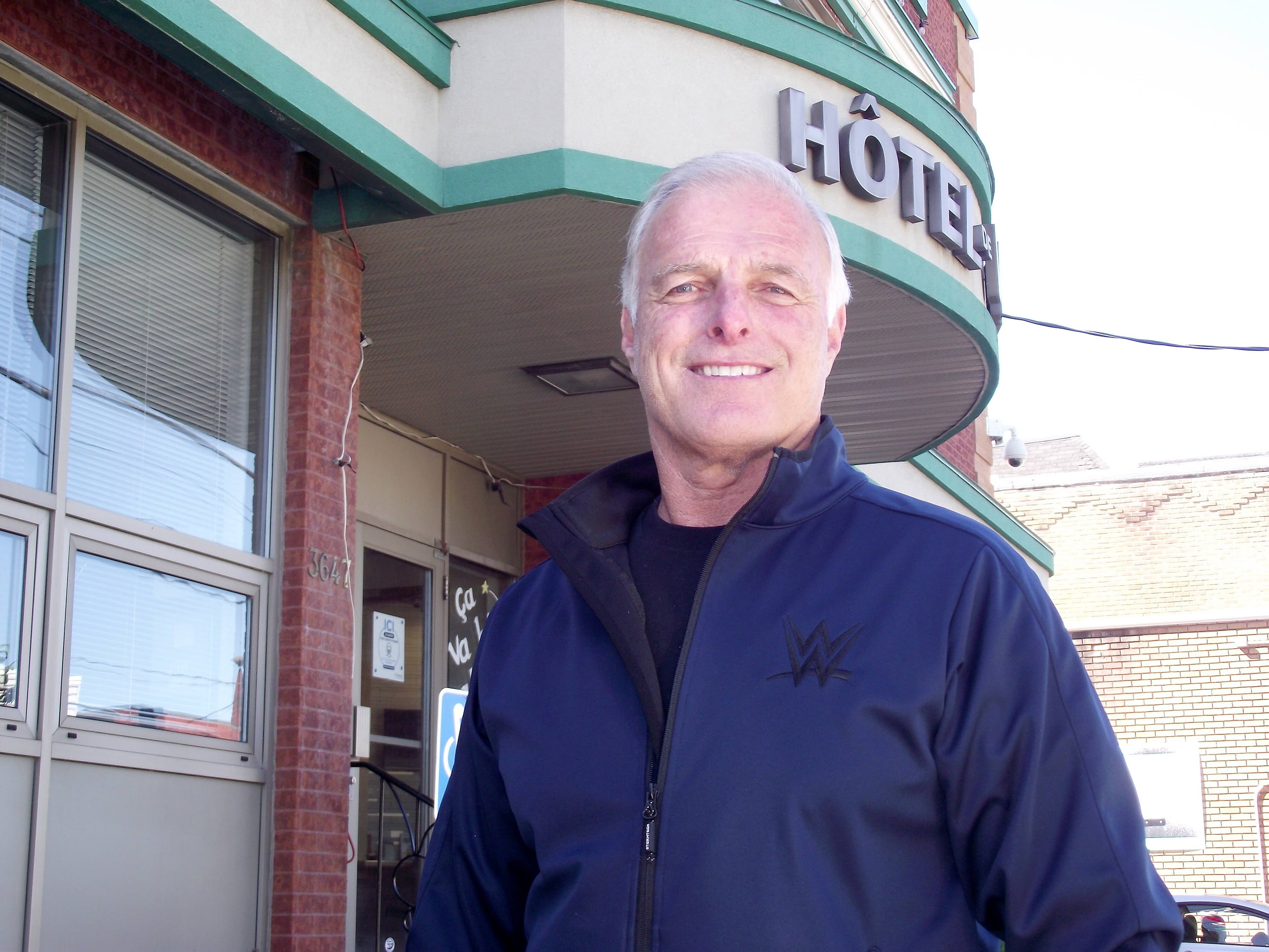 Raymond Rougeau devant l’hôtel de ville de Rawdon.