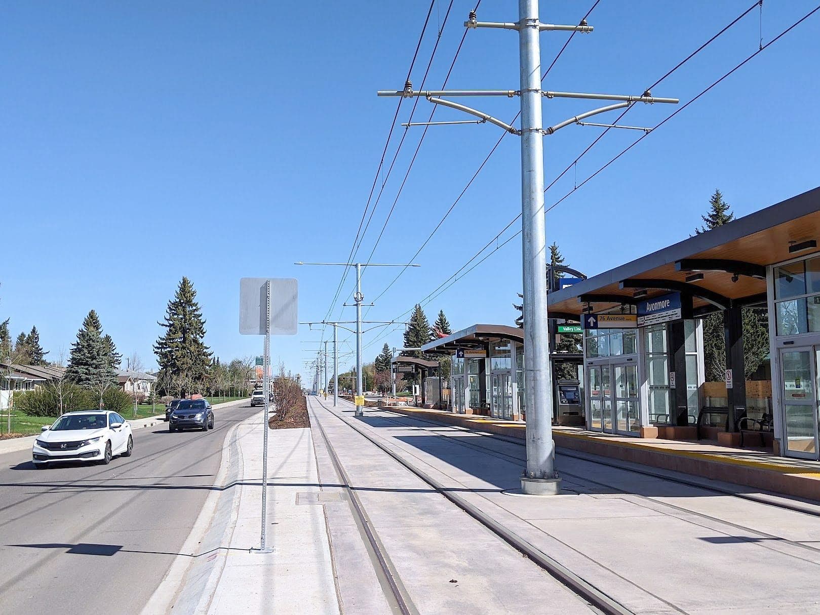 La nouvelle ligne de train léger d’Edmonton est comparable au futur tramway de Québec. Sur la photo, une gare en plein quartier résidentiel, la plateforme avec les rails et les caténaires (câbles porteurs et fils conducteurs).