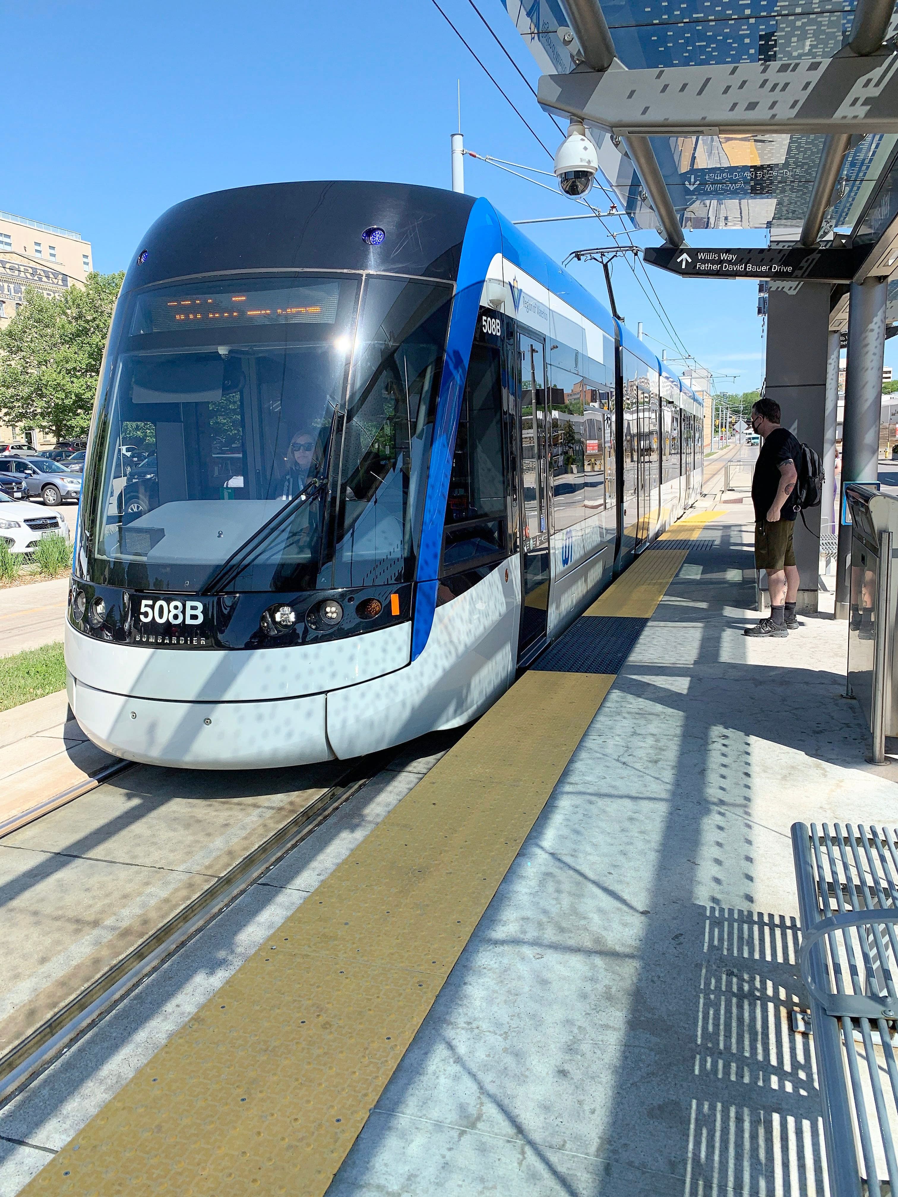 L’une des 19 stations située le long du tracé de 19 km du tramway ION de Waterloo.
