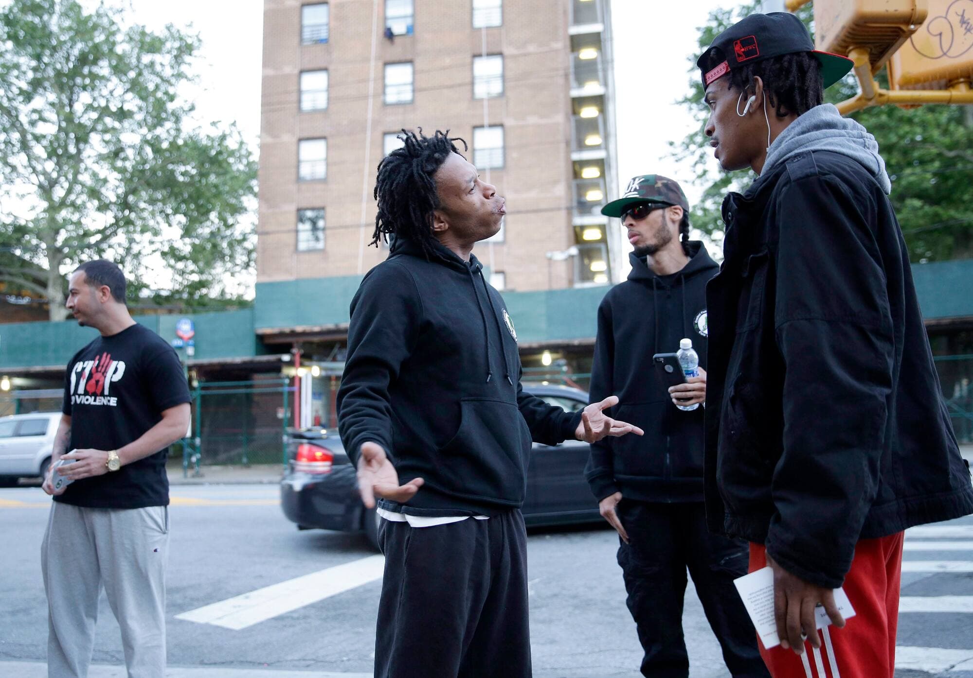 Un membre du programme Cure Violence discute avec un individu à New York. Son équipe d’intervenants est composée de criminels repentis qui, maintenant, luttent pour désamorcer des conflits.