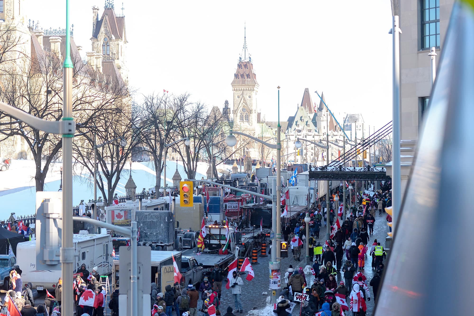 Des milliers de personnes, dont de nombreux camionneurs, ont convergé vers Ottawa afin de réclamer la fin des mesures sanitaires, fin janvier 2022.