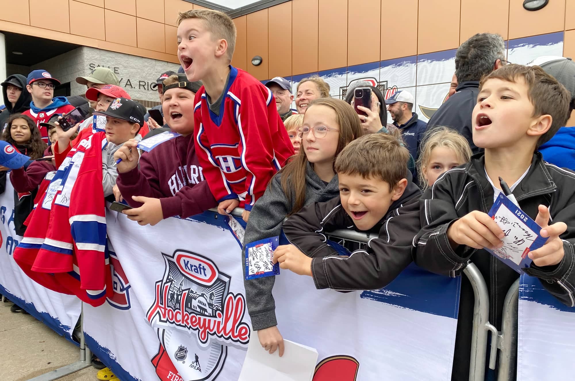 Le jeune Nicholas Allain a fait tout son possible pour attirer les joueurs du Canadien de son côté.