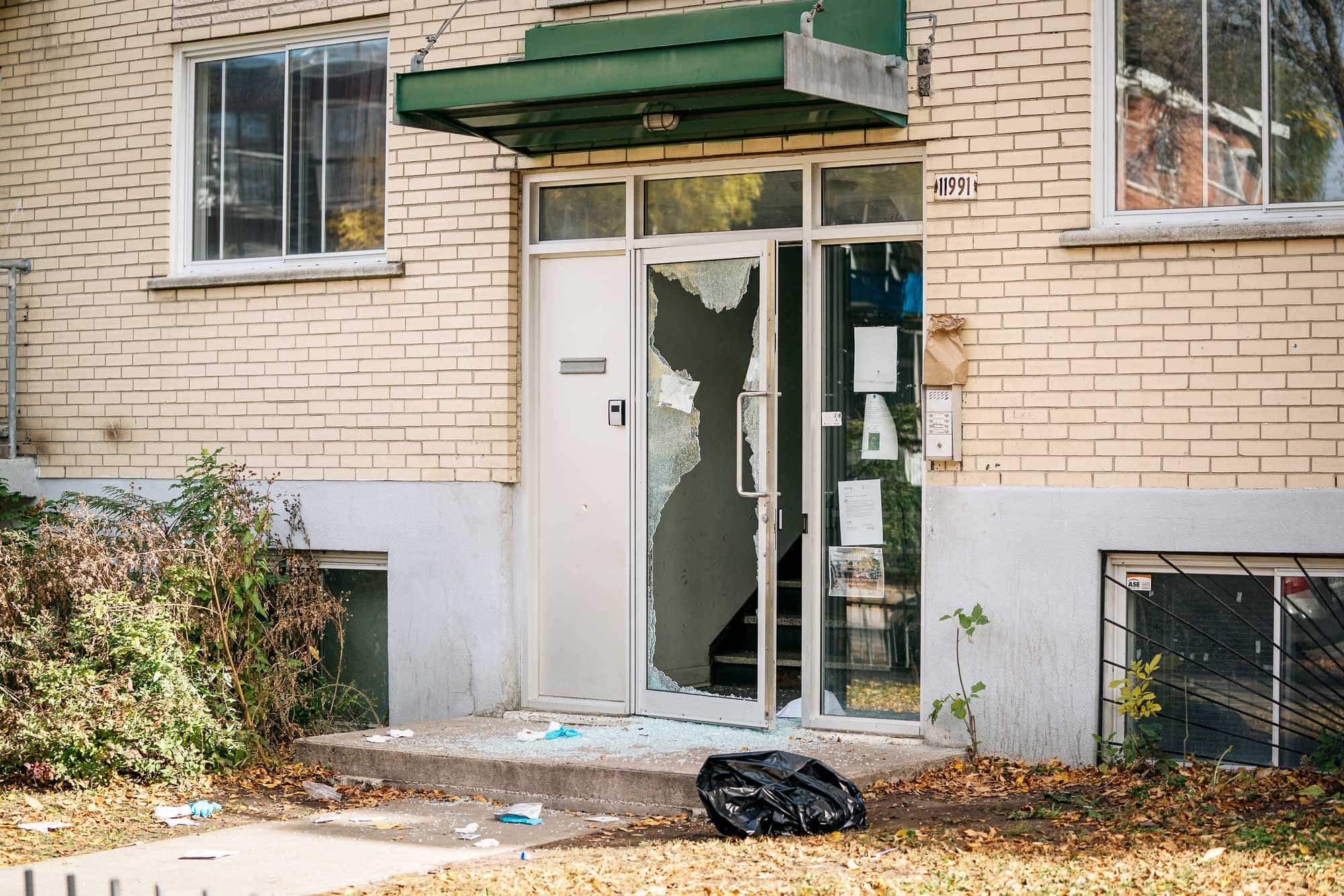 Des impacts de balles étaient très visibles lundi sur la rue Lapierre, dans l’arrondissement Montréal-Nord, au lendemain d’une fusillade qui a fait un blessé.