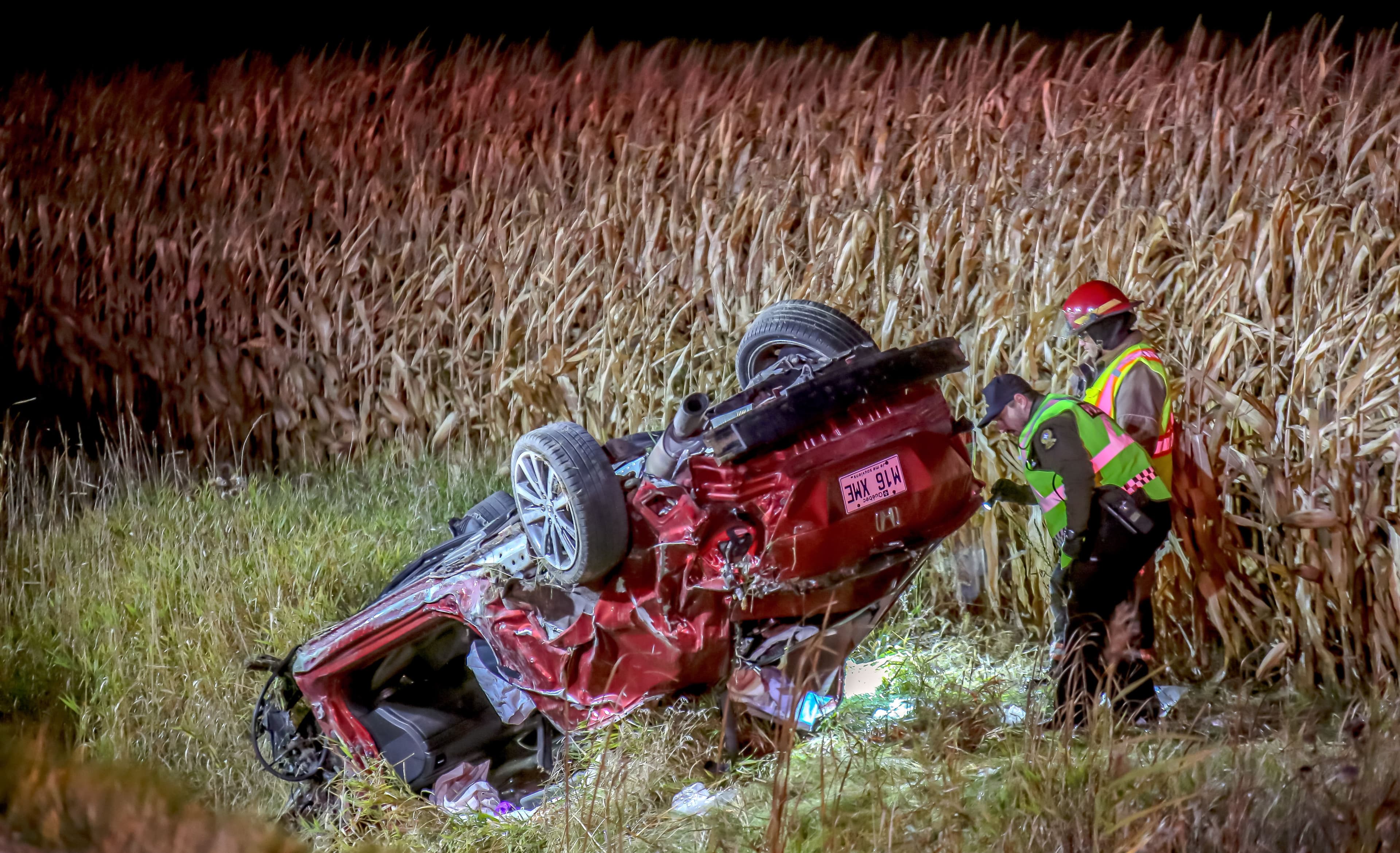 La Honda Civic était bien amochée et a terminé sur le toit dans un fossé.