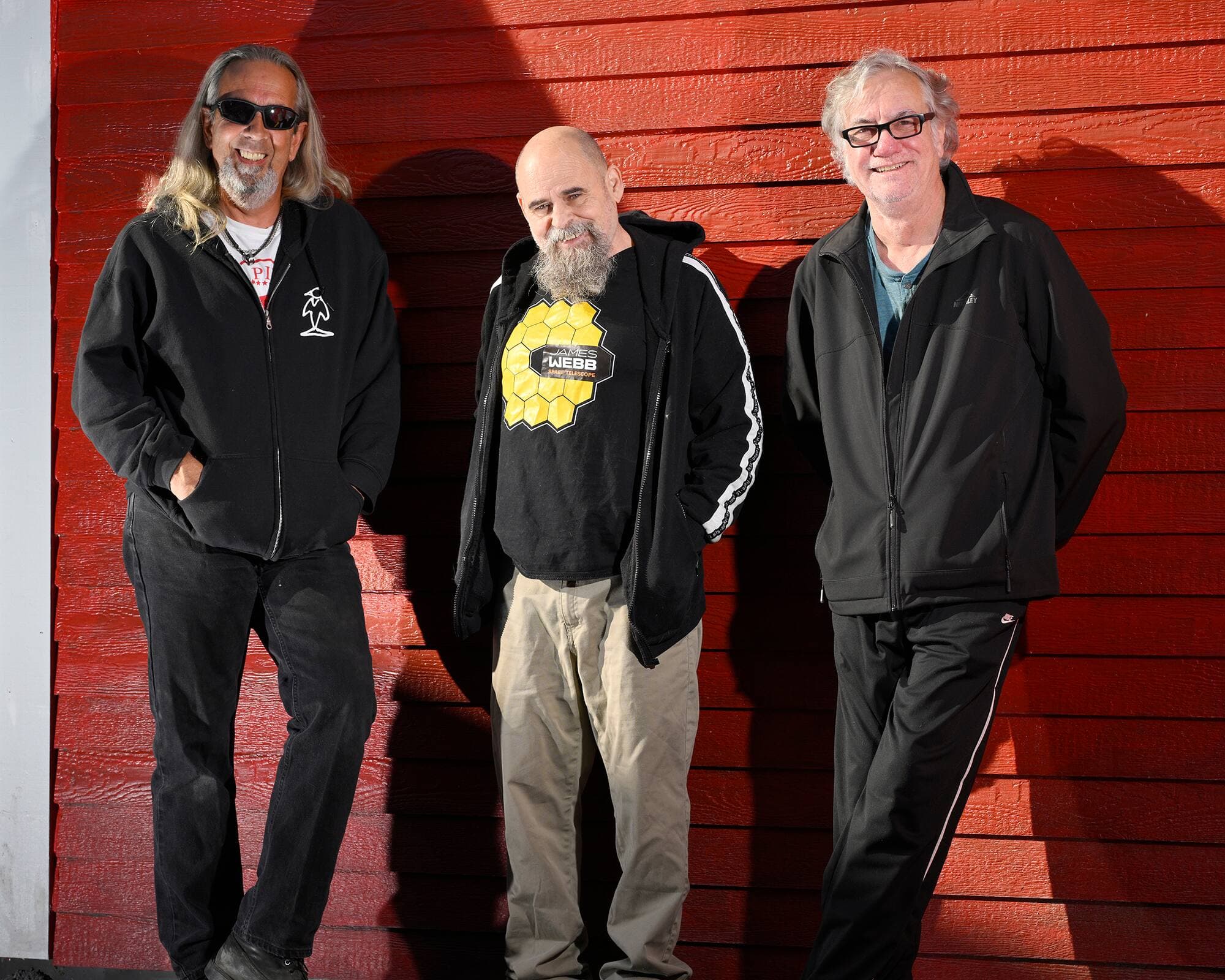 Rudy Caya accompagné de deux membres du groupe, Michel Vaillancourt (à gauche) et Claude Samson de Vilain Pingouin.