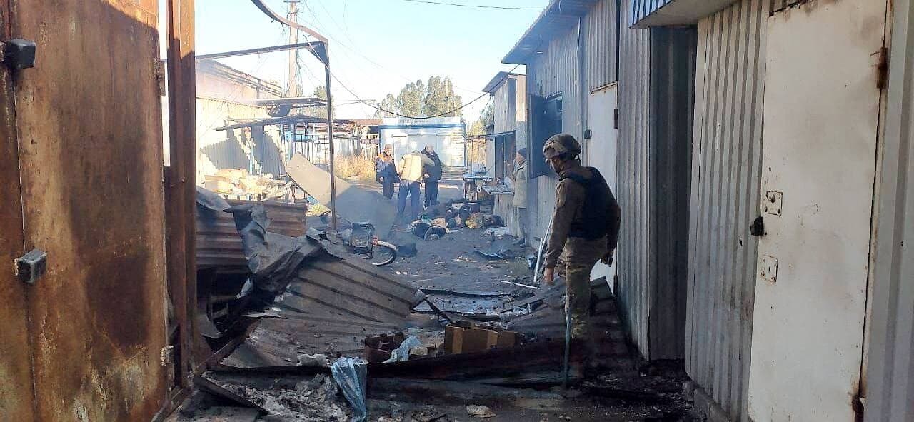 Le service de presse militaire de Donetsk a capté mercredi les corps meurtris des victimes d’une attaque russe qui reposaient sur le sol d’un marché d’Avdiivka.