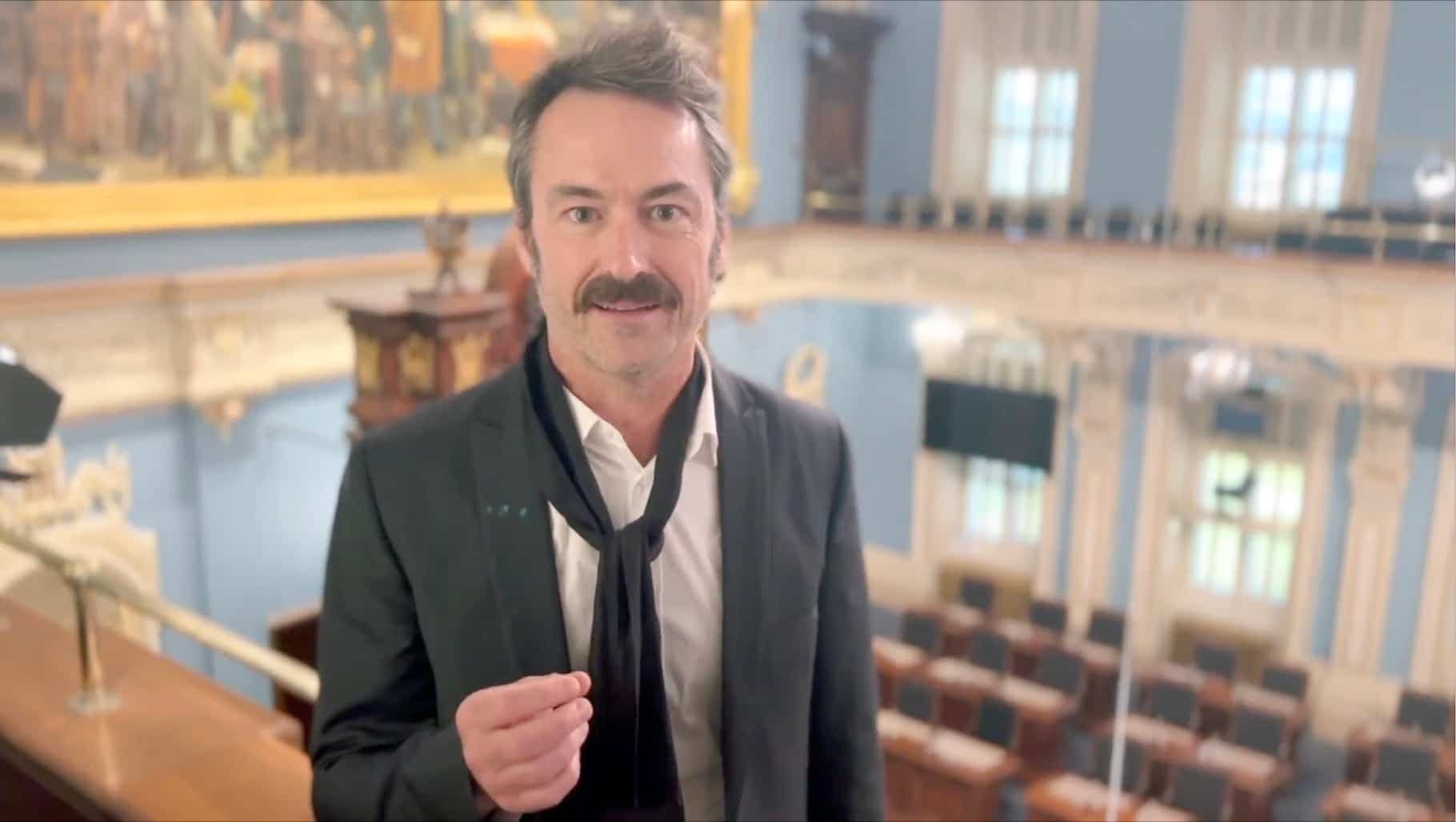 Une dizaine de personnalités publiques, dont le comédien Sébastien Ricard, ont prêté un serment symbolique au Québec plutôt qu’au roi Charles III dans une vidéo qui a été tournée au Salon bleu de l’Assemblée nationale du Québec.