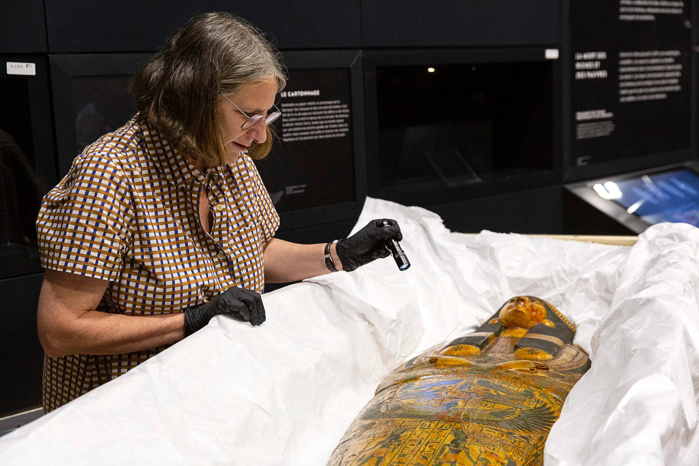 La conservatrice Caroline Dempsey, restauratrice du Musée de l'Université d'Aberdeen, en Écosse, lors du déballage d'une couverture de momie de l'exposition internationale Le temps des pharaons du Musée de la civilisation.
