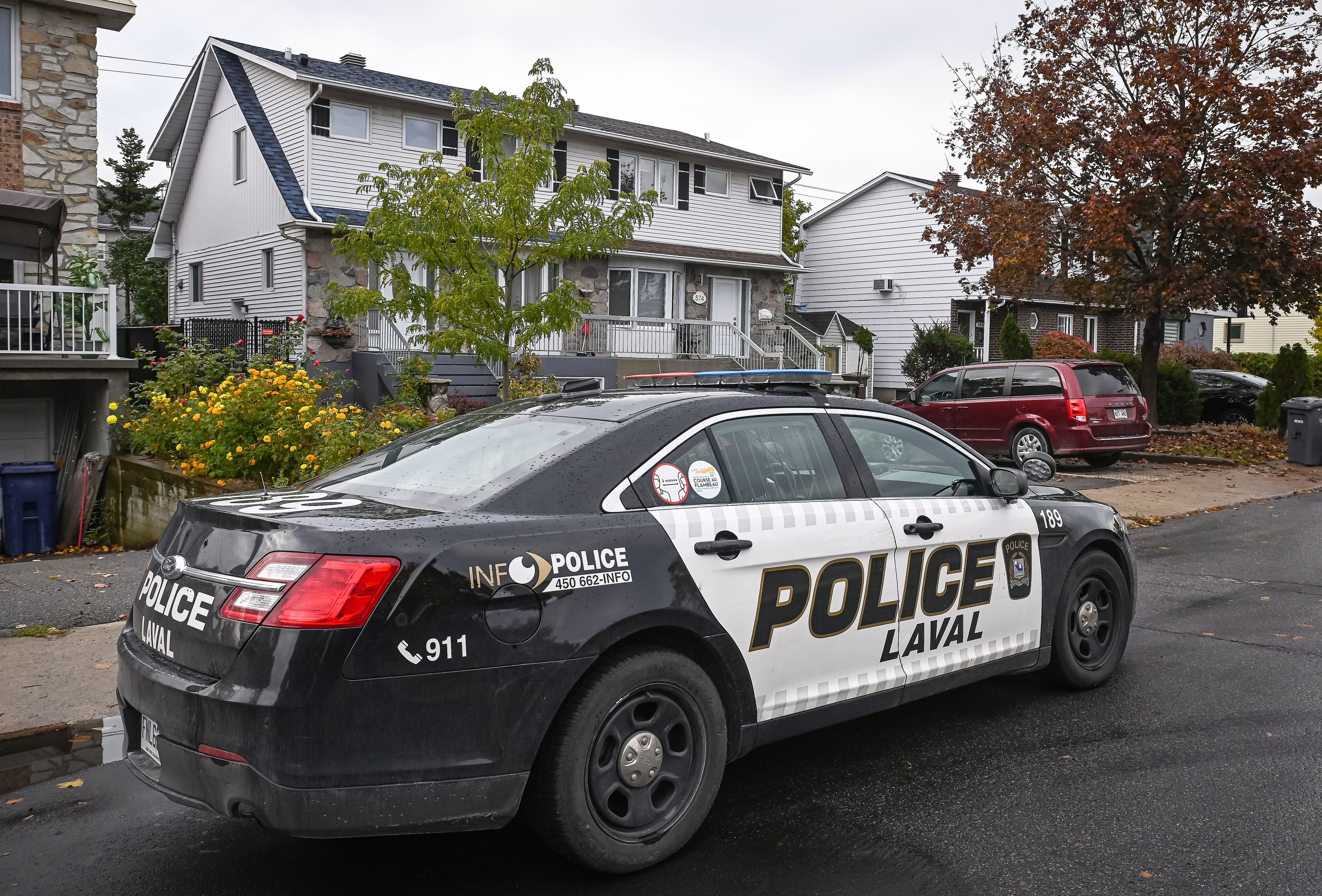 La police de Laval était toujours sur la scène de crime mardi, afin de faire la lumière sur les meurtres survenus sur la rue Lauzon