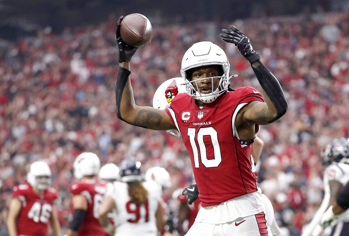 DeAndre Hopkins célèbre après avoir marqué un touché contre les Texans de Houston la saison passée, le 24 octobre 2021.