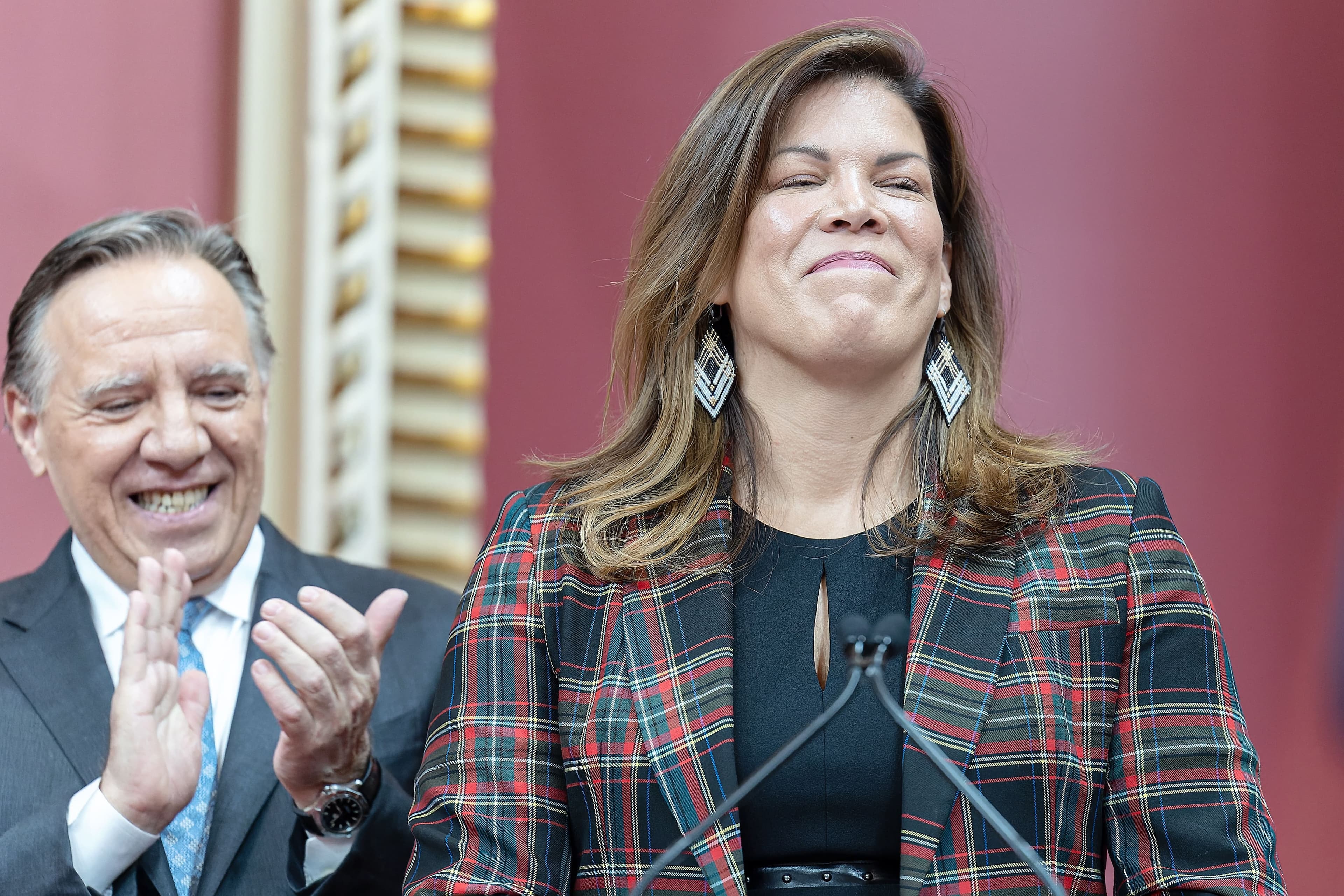 François Legault applaudit Kateri Champagne Jourdain lors de son assermentation comme députée à l’Assemblée nationale.