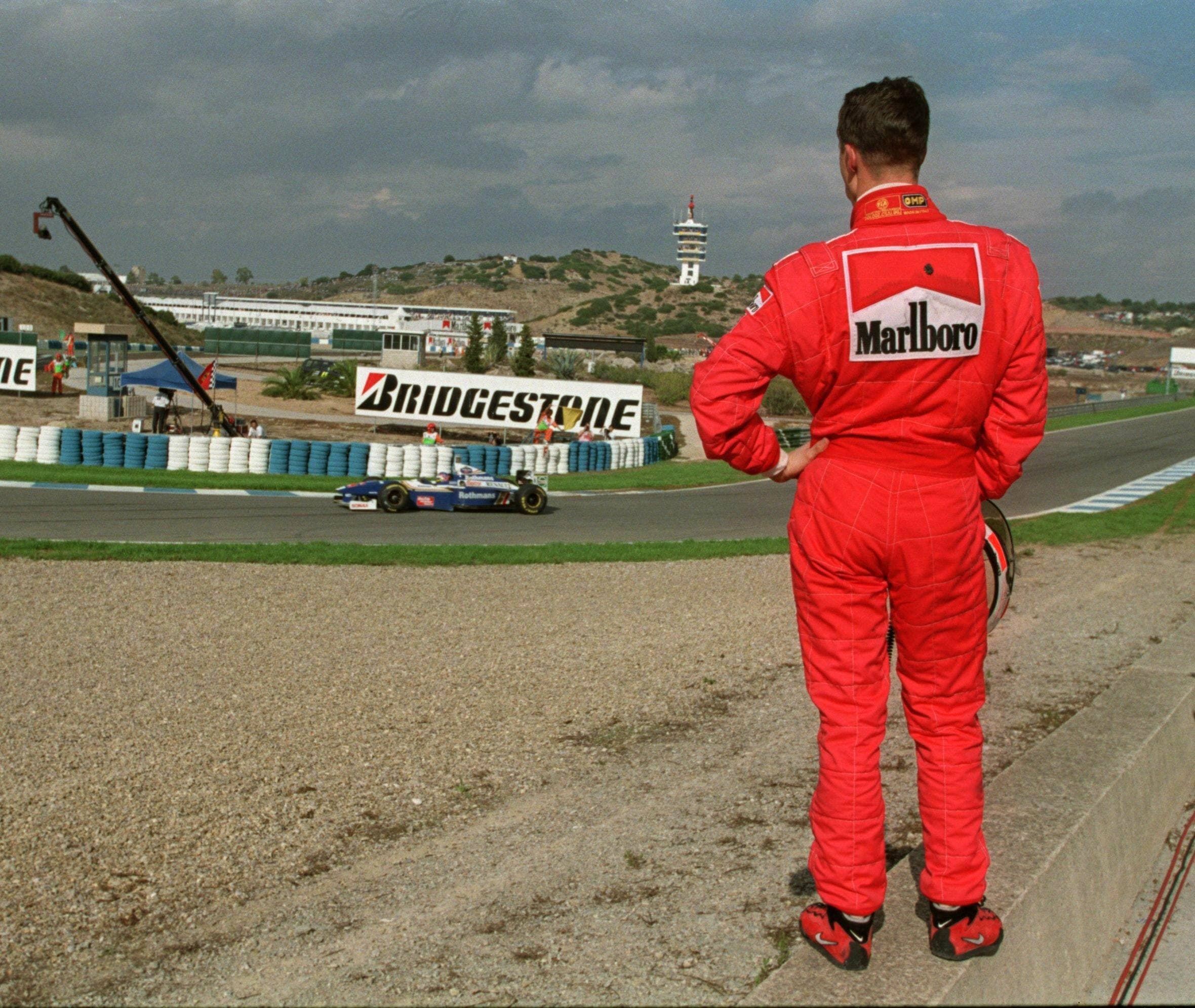 Sorti de sa monoplace enlisée dans le bac de gravier du circuit de Jerez de la Frontera, en Espagne, Michael Schumacher souhaite, en vain, que Jacques Villeneuve soit à son tour victime d’un abandon.
