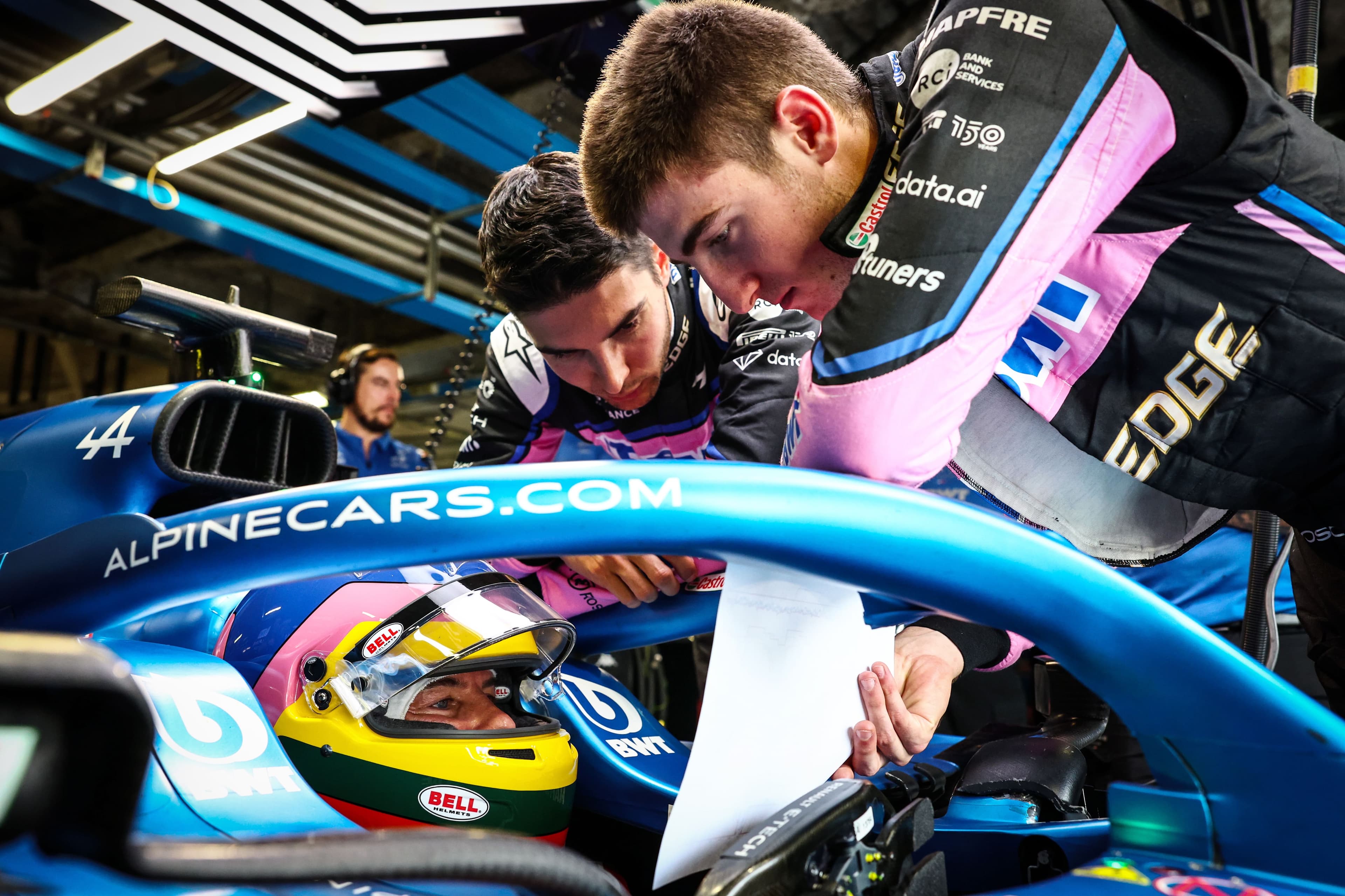 Jacques Villeneuve a profité des conseils judicieux du pilote titulaire de l’écurie Alpine, le Français Esteban Ocon.