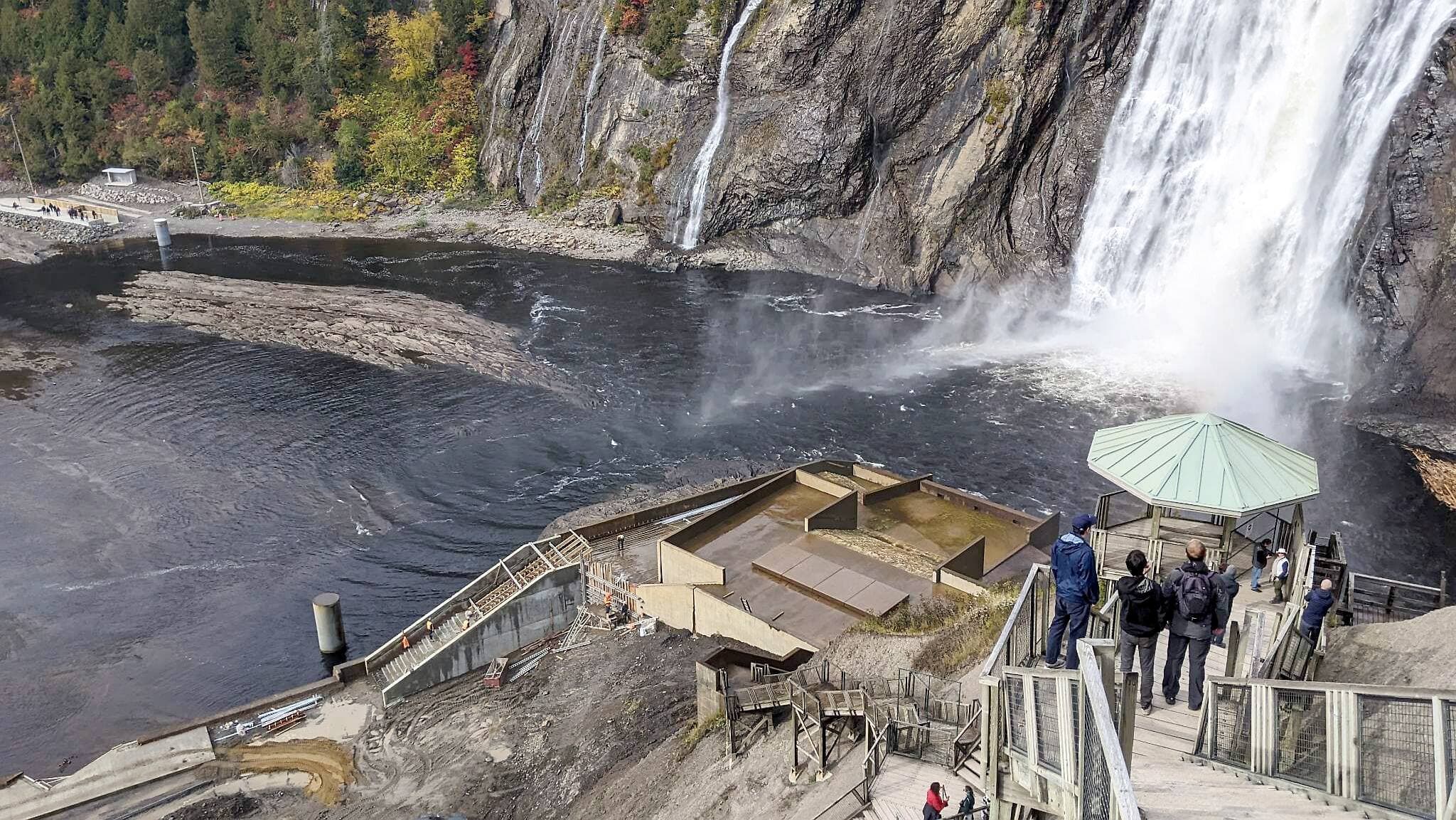Les visiteurs du parc de la Chute-Montmorency ont profité des magnifiques couleurs d’automne au cours des dernières semaines, mais pas de la plateforme semi-submersible qui devait être inaugurée depuis 2021 déjà. Le projet se fait toujours attendre ; le chantier est au ralenti sur le site.