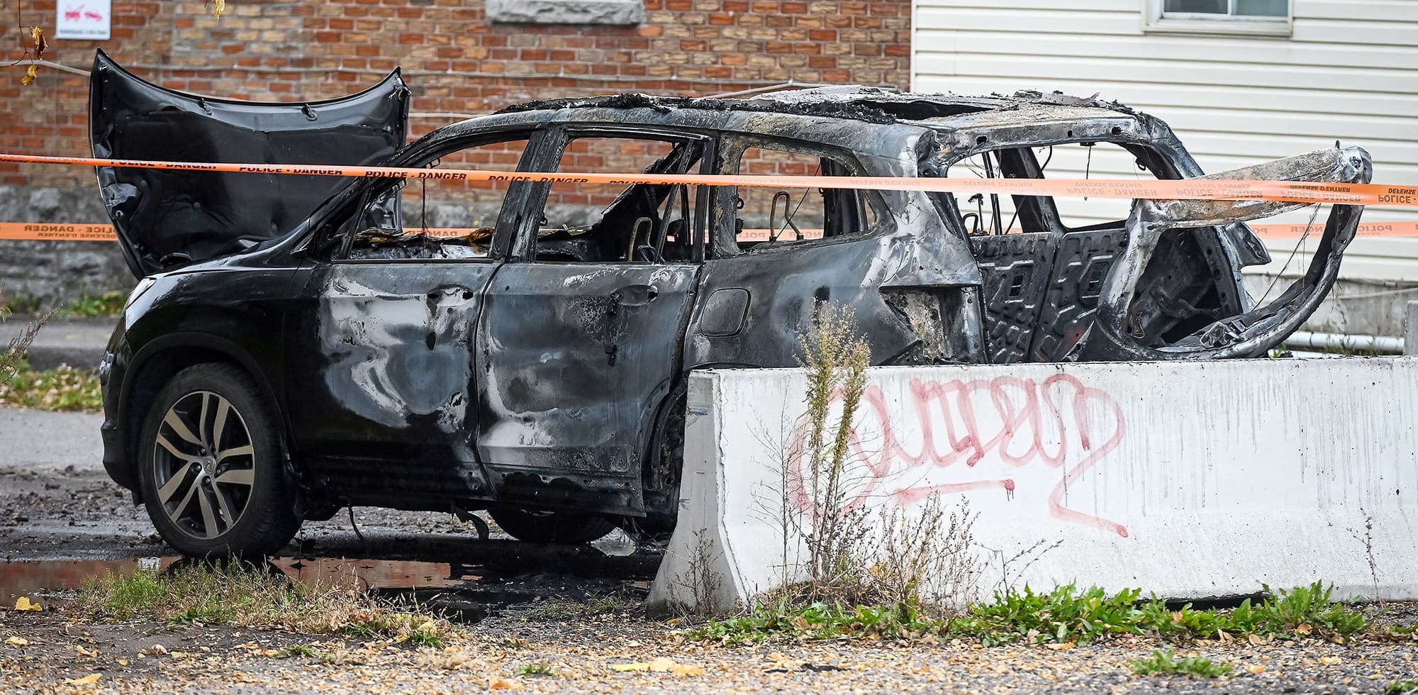 Un VUS incendié retrouvé par la police pourrait avoir servi aux meurtriers à prendre la fuite.