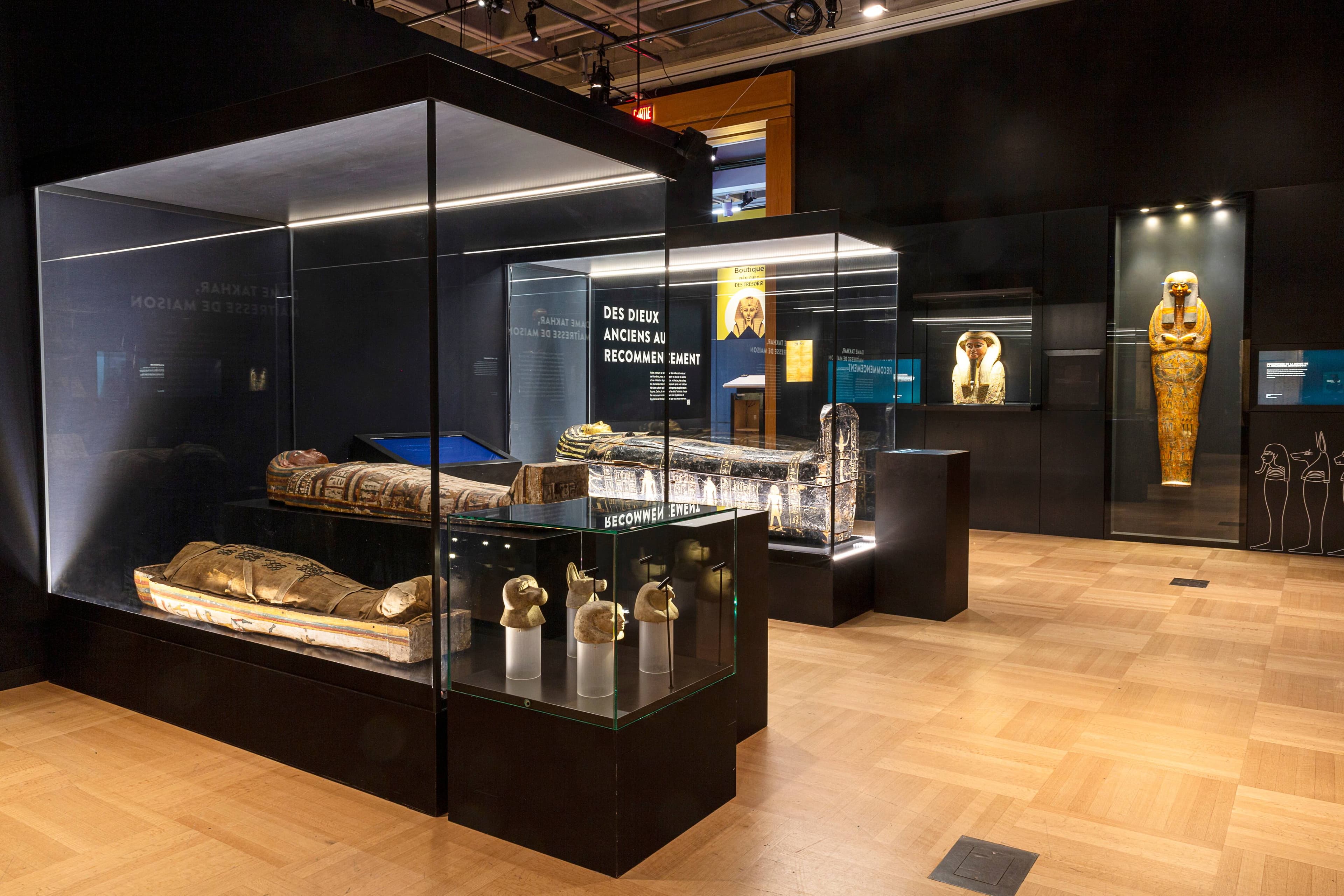 L’exposition présente une momie, son sarcophage, un cercueil et une couverture de momie dans un état exceptionnel.