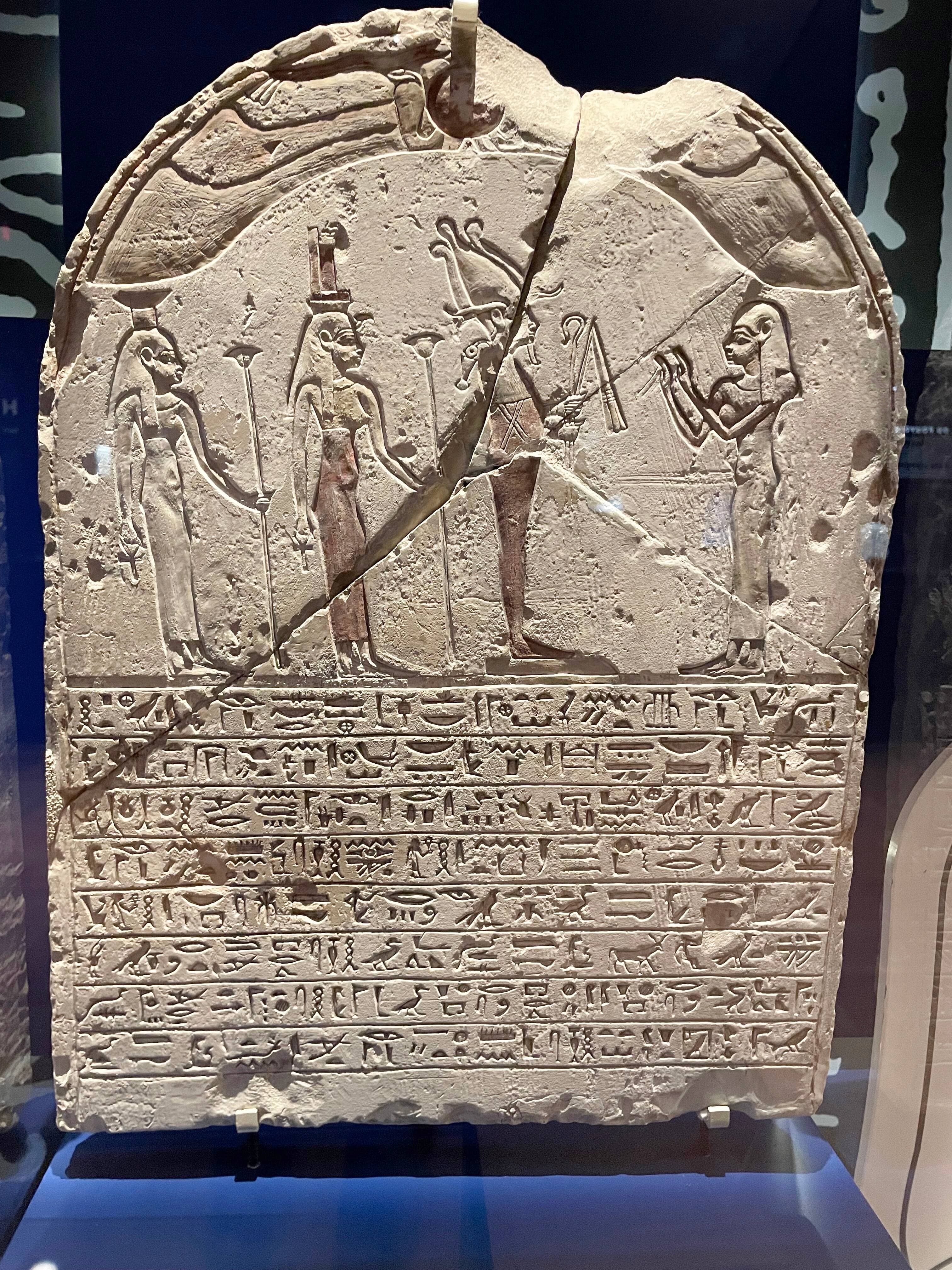 Le stèle en calcaire d’une chanteuse, datant du 3e siècle avant notre ère.