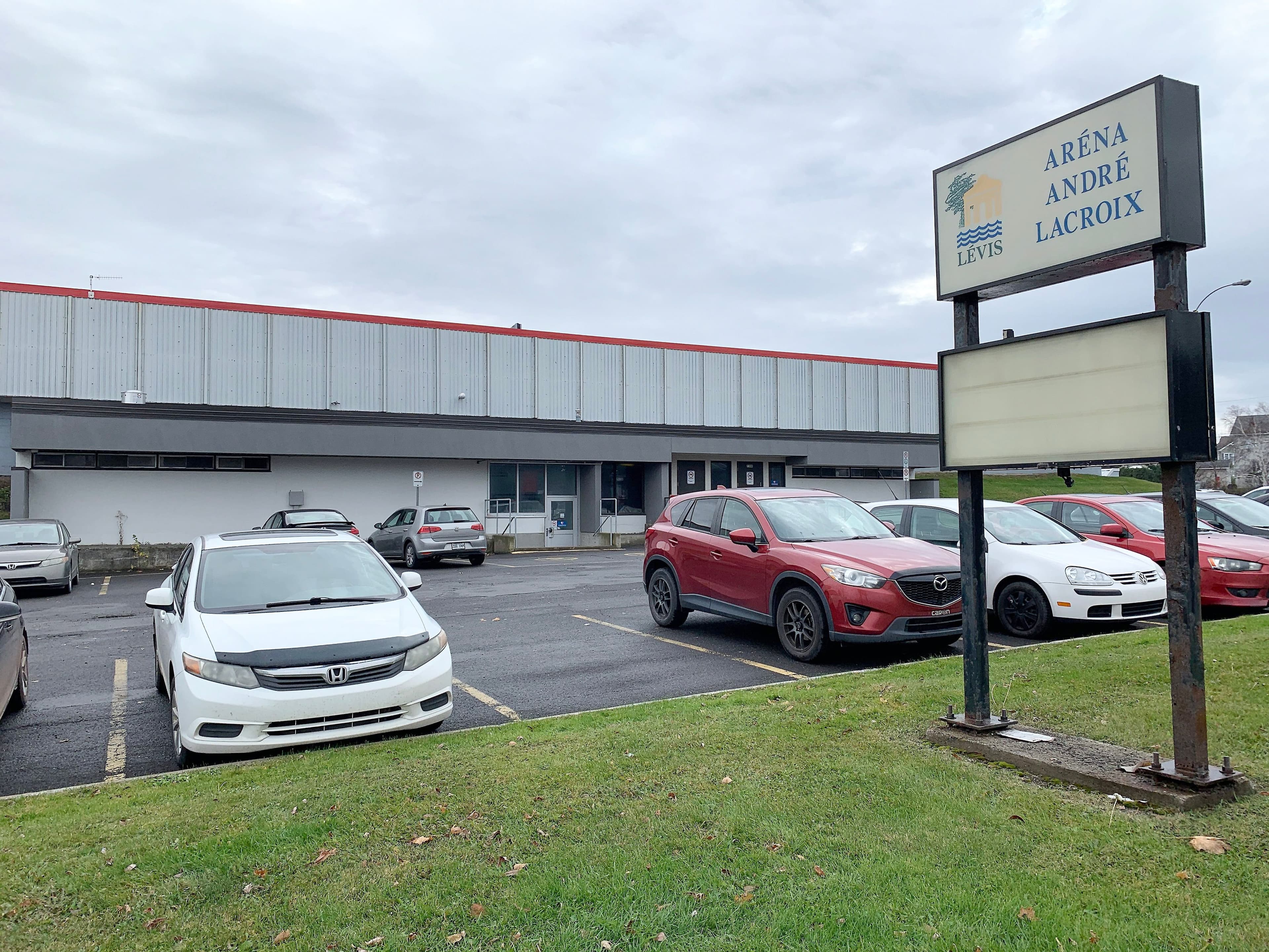 L’aréna André Lacroix, du secteur Lauzon, n’a pas vu d’action pendant trois saisons complètes, en raison de travaux qui perdurent.