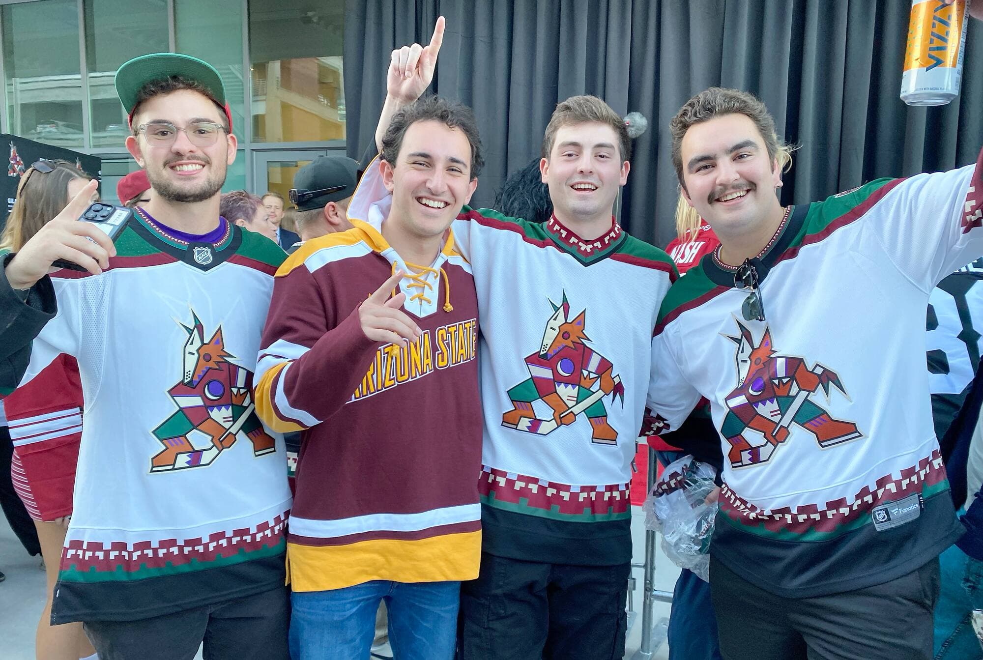 Kyle Schermerhorn, Jake Sher, Jake Block et AJ Fetter étaient heureux de participer aux festivités d’avant-match des Coyotes de l’Arizona, vendredi soir, à l’extérieur du « Mullett Arena ».