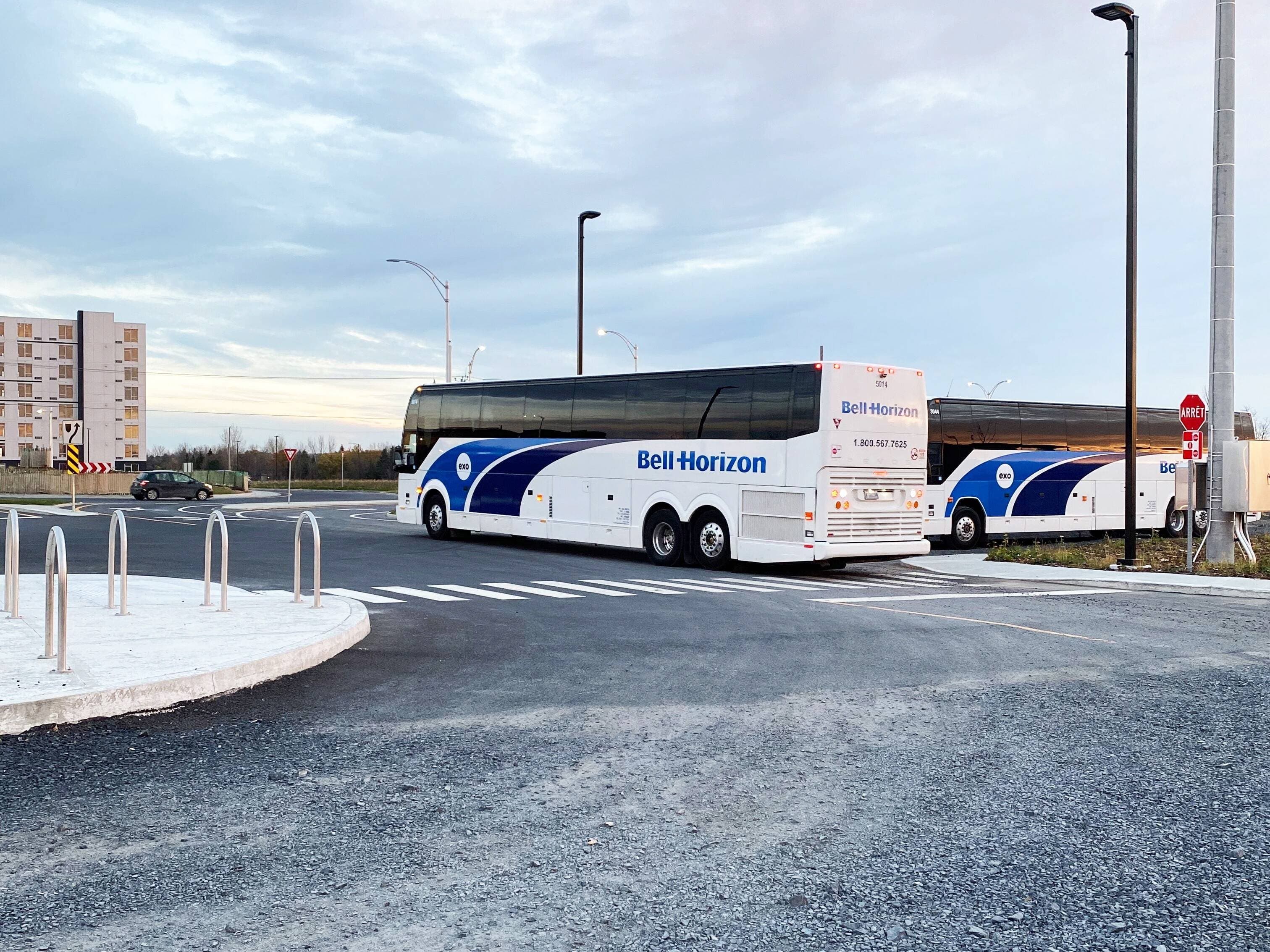 Le confortable autocar d'exo passe prendre des passagers dans le stationnement incitatif à Beloeil.