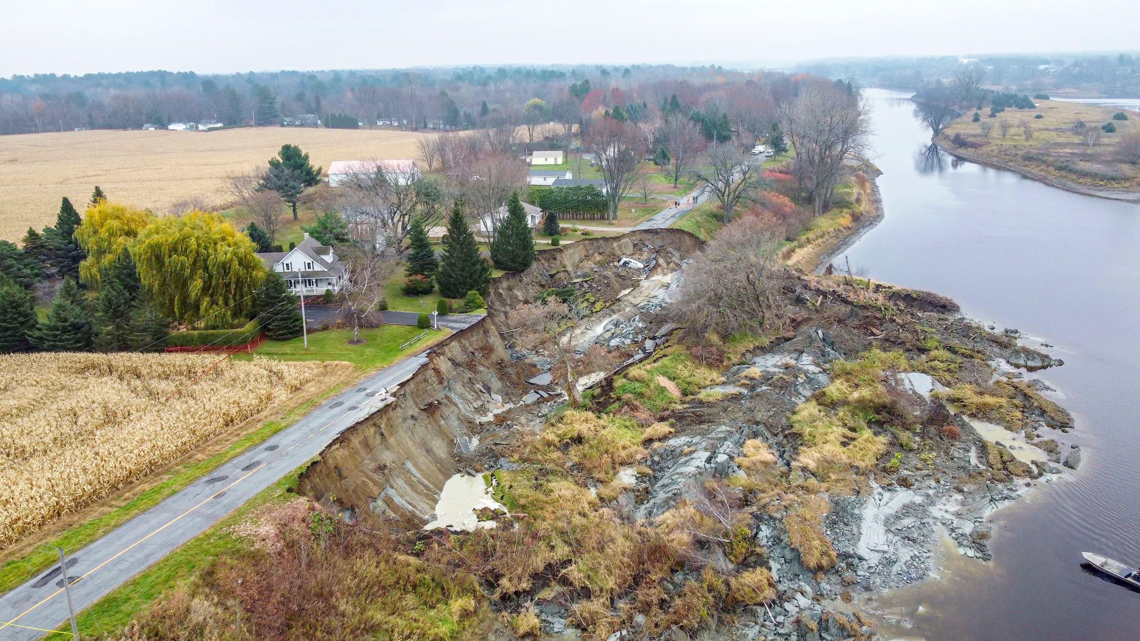 L’affaissement de terrain s’est produit vers 3 h 30 du matin.
