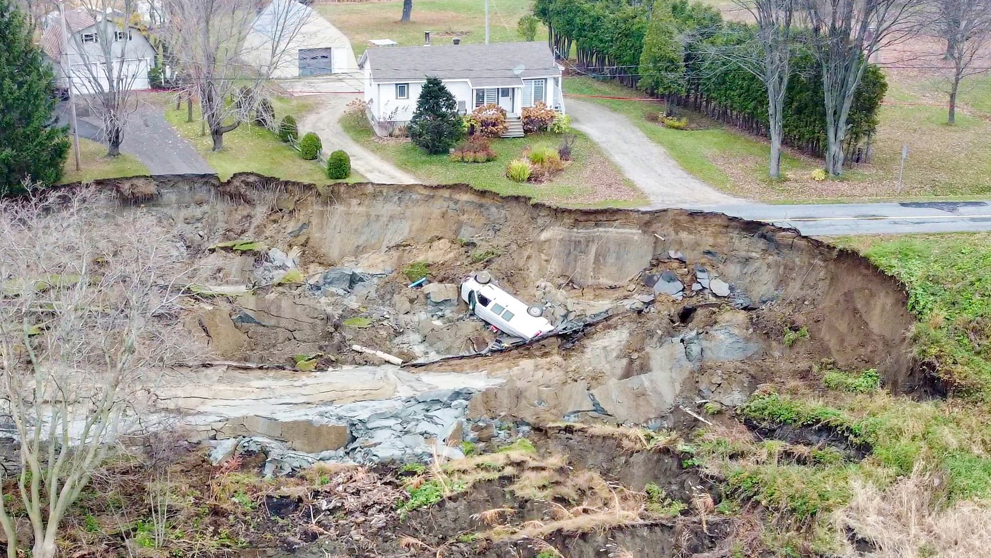 On voit la camionnette blanche qui s’est retrouvée dans le trou. Le conducteur s’en est sorti pratiquement indemne.