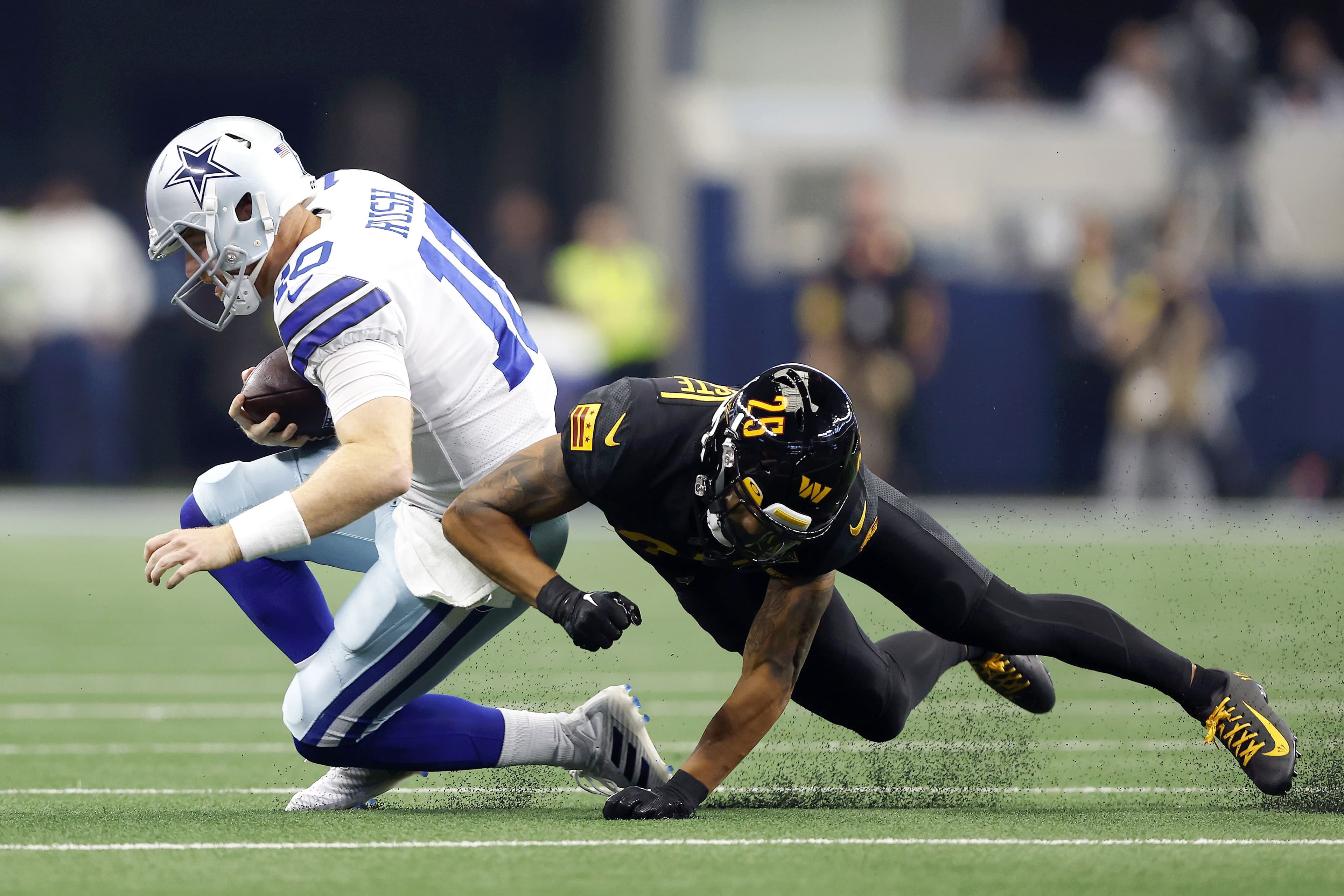 Le demi de coin des Commanders plaque ici le quart-arrière des Cowboys Cooper Rush lors du match du 2 octobre, à Dallas.