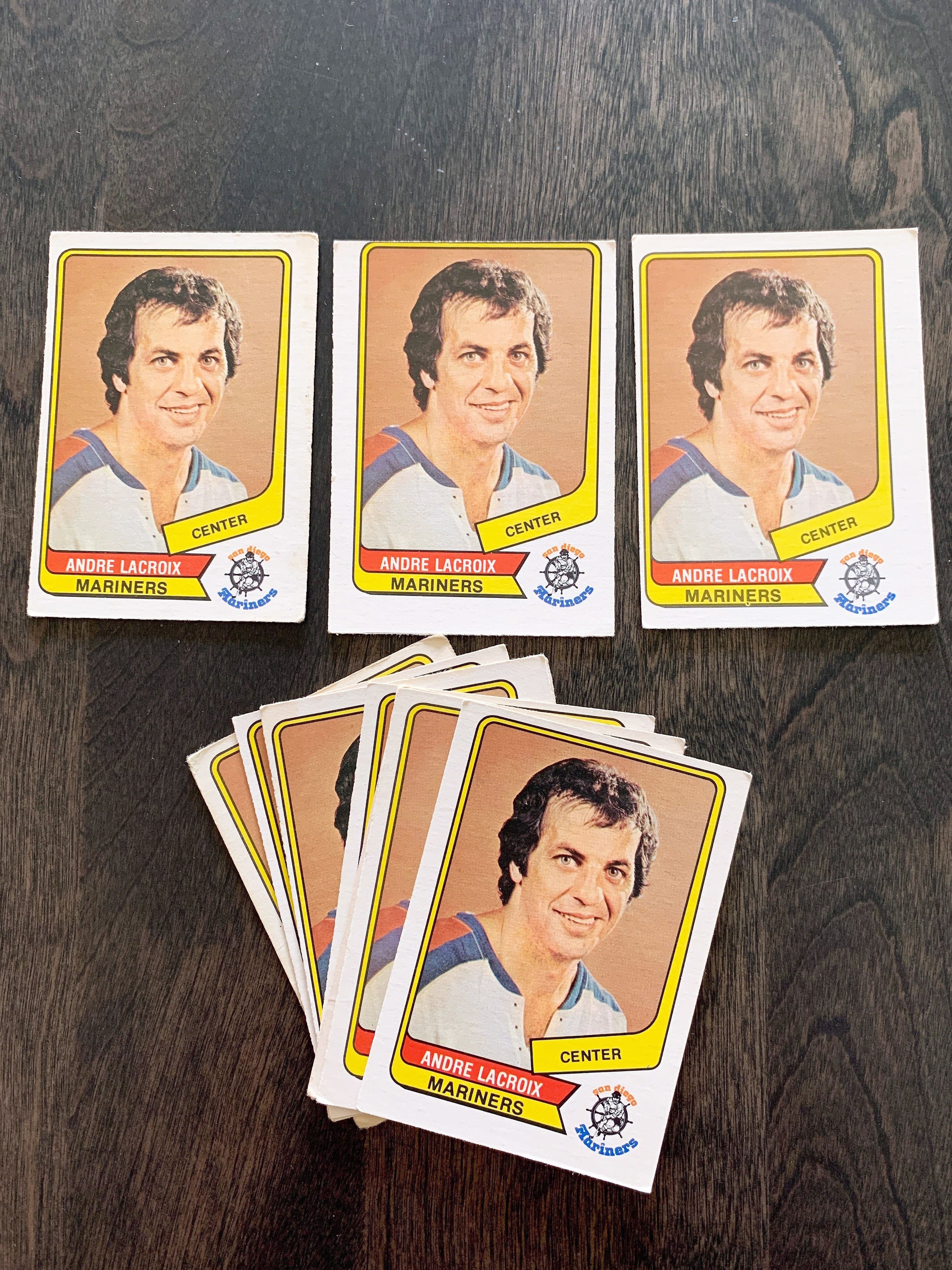 Il a évolué avec plusieurs équipes de l’AMH et de la LNH, dont les Mariners de San Diego. On voit ici sa carte de joueur.