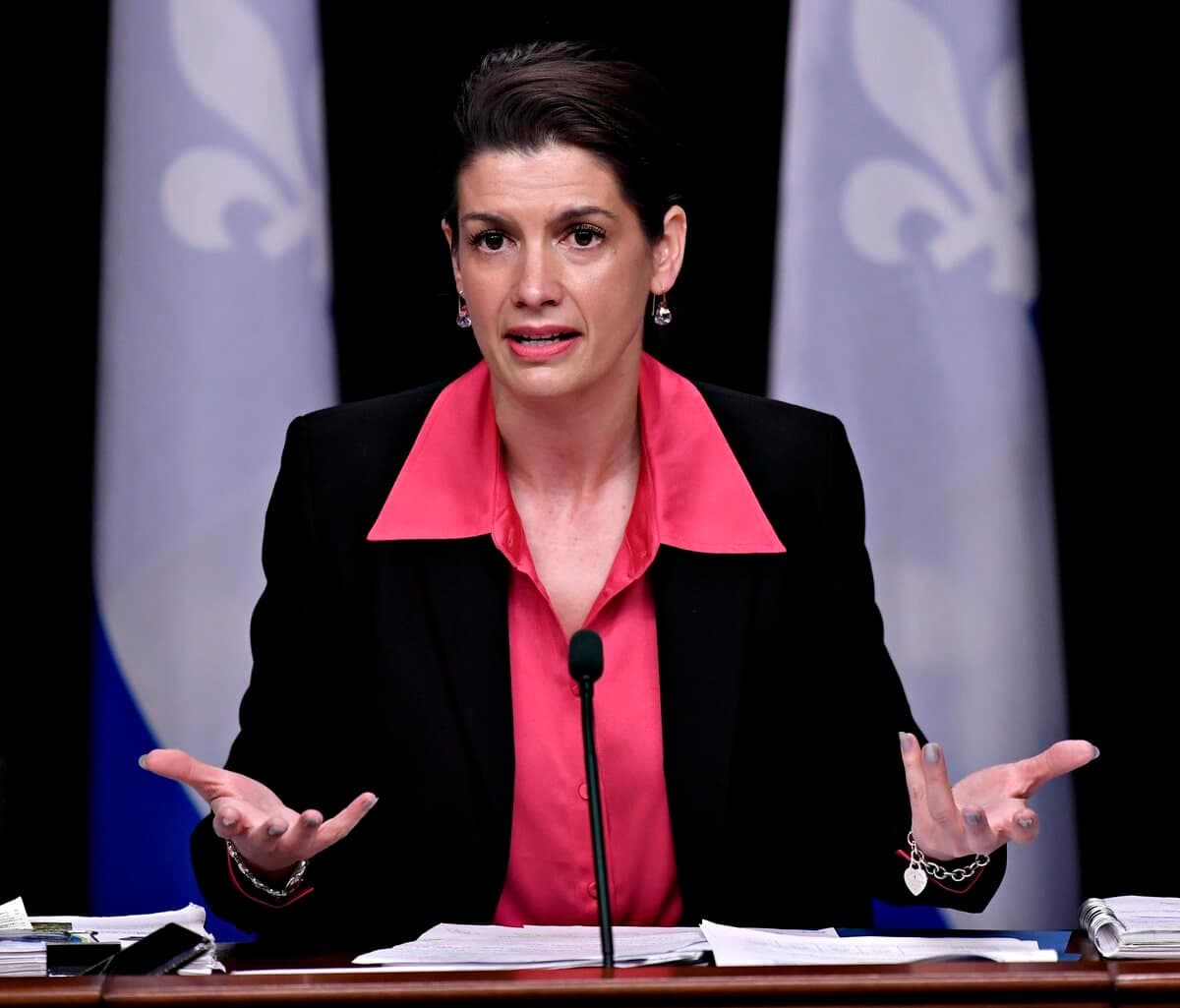 La ministre des Transports et de la Mobilité durable, Geneviève Guilbault, s’est présentée seule devant les médias, dans la même salle où se déroulaient les points de presse quotidiens pendant la pandémie, et «où continuellement on vous annonçait des décisions difficiles», a-t-elle observé, en enterrant officiellement la promesse d’un 3e lien routier.