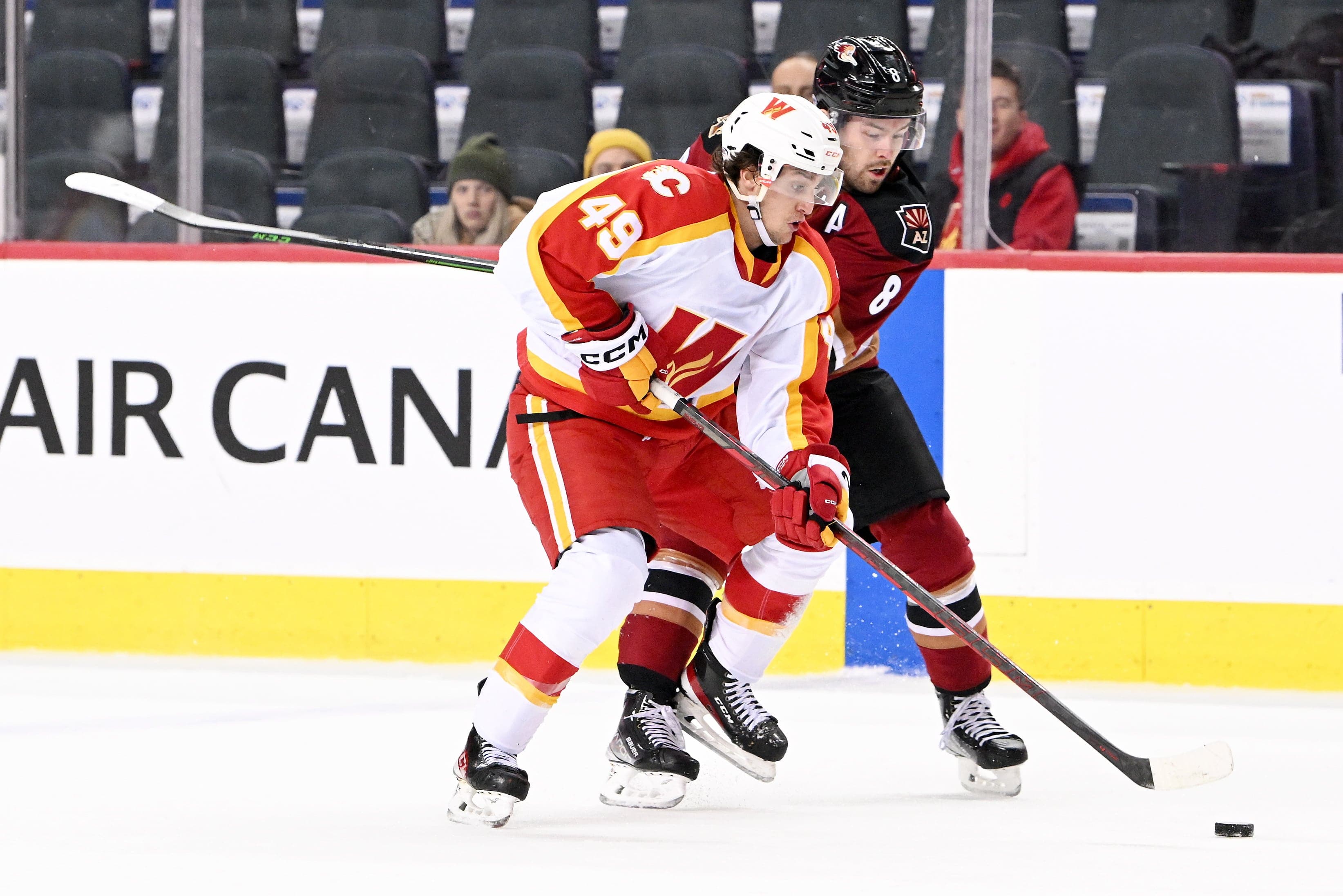 Jakob Pelletier manœuvre avec la rondelle, surveillé de près par Michael Carcone, lors d’un match disputé le 2 novembre dernier, au Scotiabank Saddledome de Calgary.