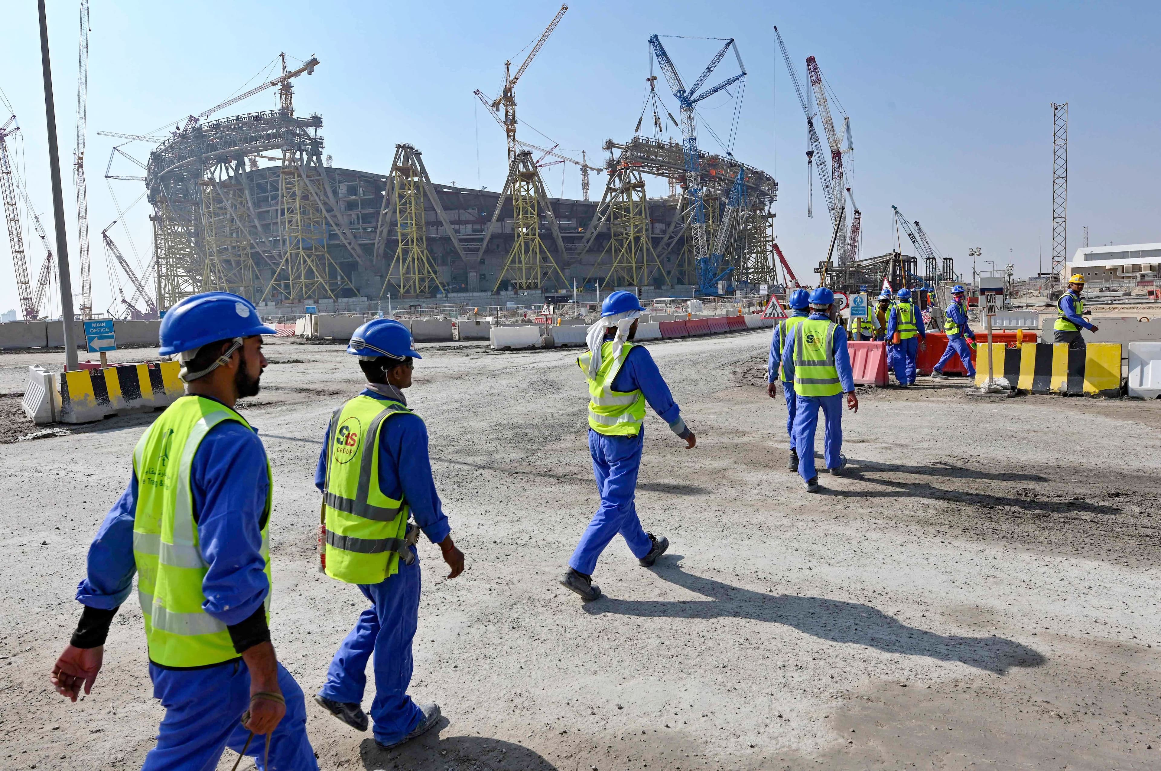 Plus de 6500 travailleurs migrants auraient trouvé la mort au Qatar pendant que les chantiers pour les stades, le métro et les infrastructures se poursuivaient.