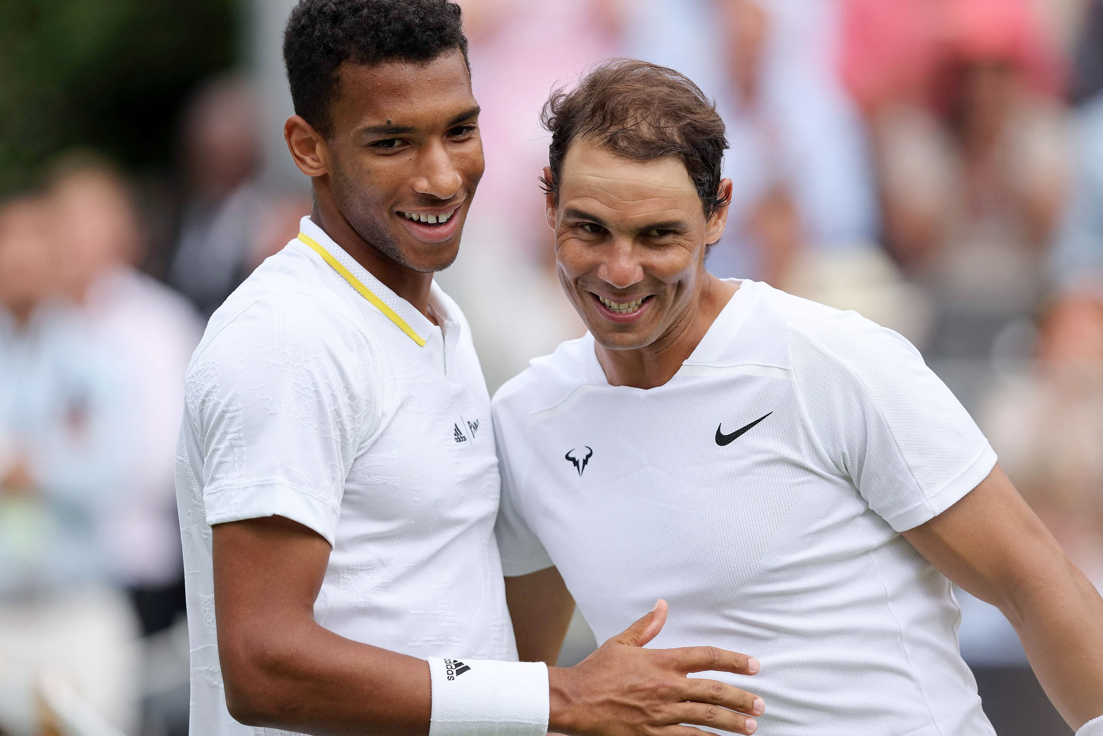 Félix Auger-Aliassime et Rafael Nadal après un match d’exhibition dans le cadre de la Classique Giorgio Armani, à Londres, le 24 juin.