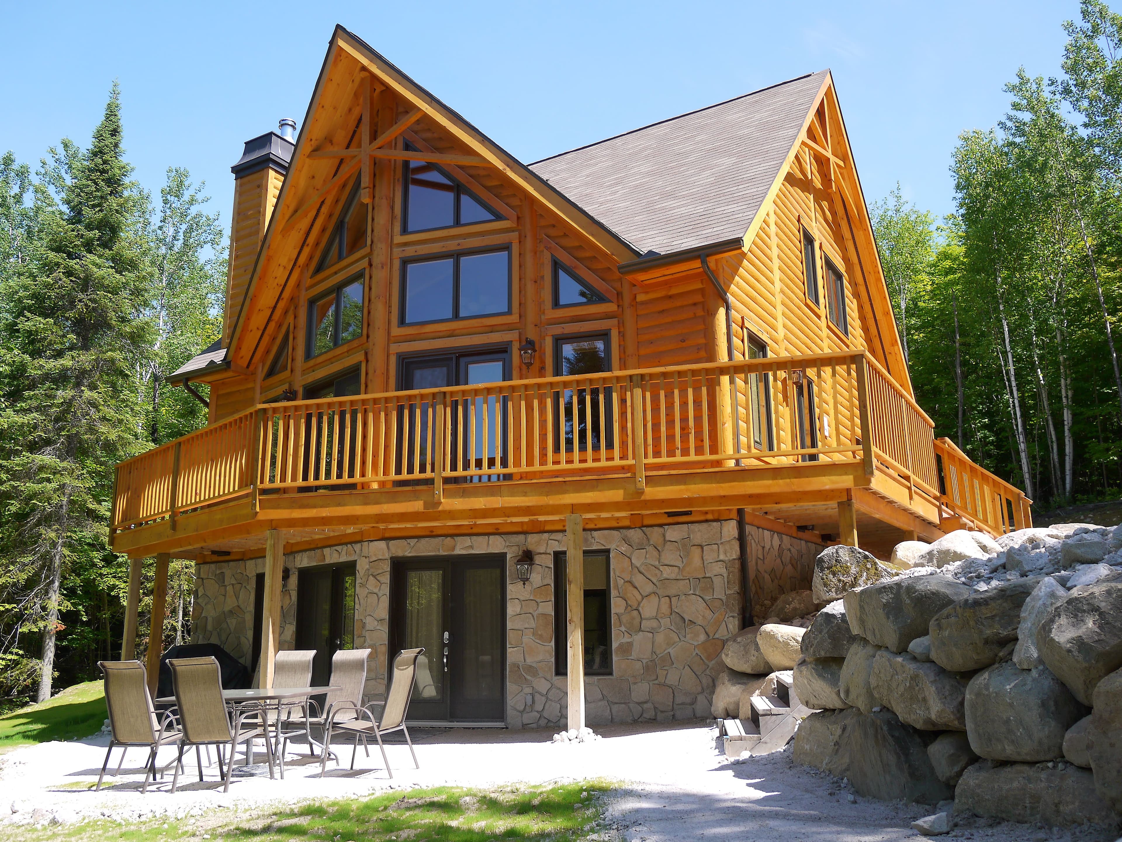 Les promoteurs de chalets locatifs font valoir des investissements payants pour les petits investisseurs. Au club privé Kanata Tremblant, une résidence touristique de ce type pour 10 à 12 personnes se loue entre 450 $ et 750 $ la nuit.