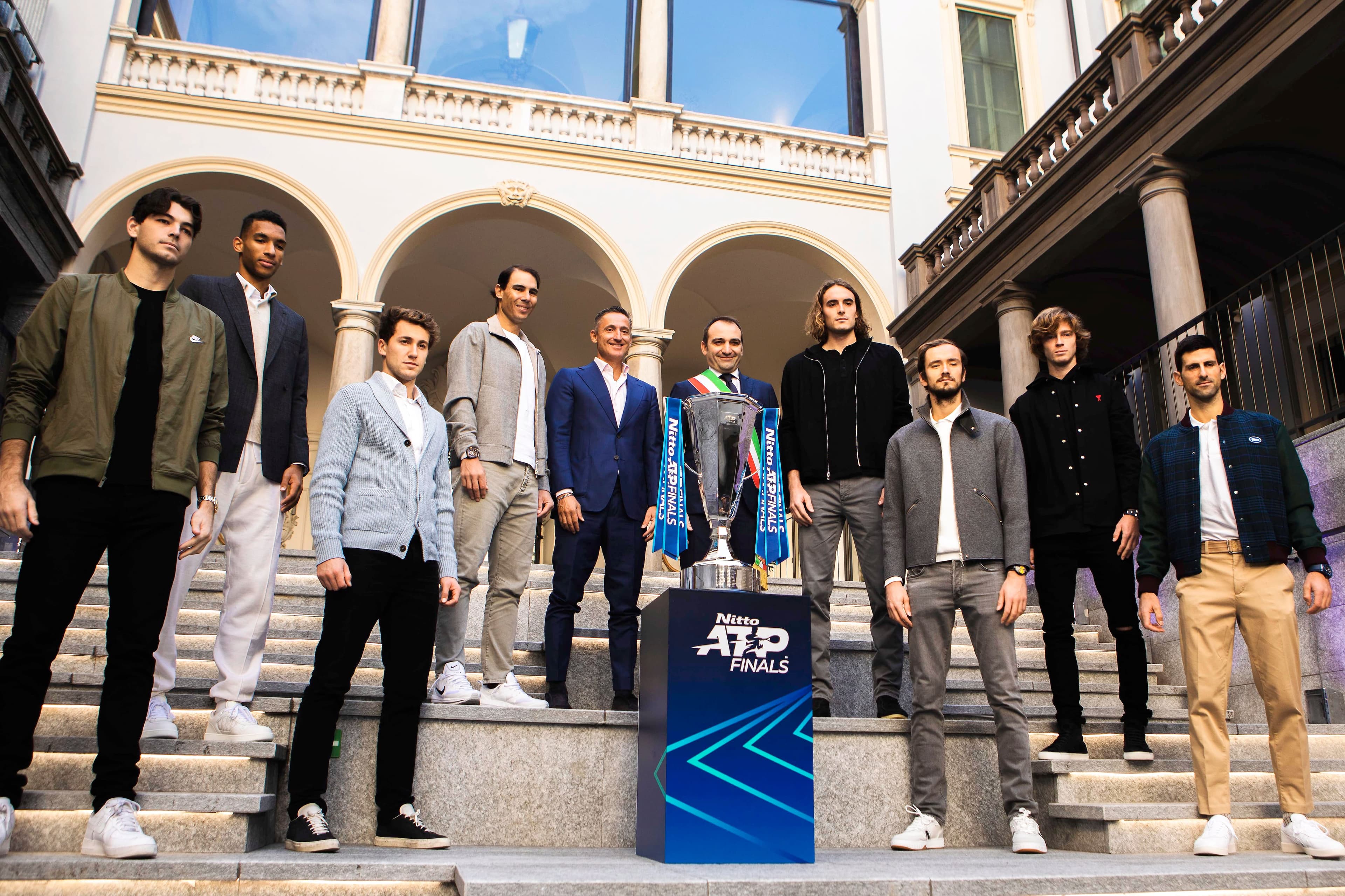 Taylor Fritz, Félix Auger-Aliassime, Casper Ruud, Rafael Nadal, Stefanos Tsitsipas, Daniil Medvedev, Andrey Rublev et Novak Djokovic entouraient le président de l’ATP, Andrea Gaudenzi, ainsi que le ministre responsable des Sports en Italie, Vincenzo Spadafora, lors des présentations officielles de vendredi.