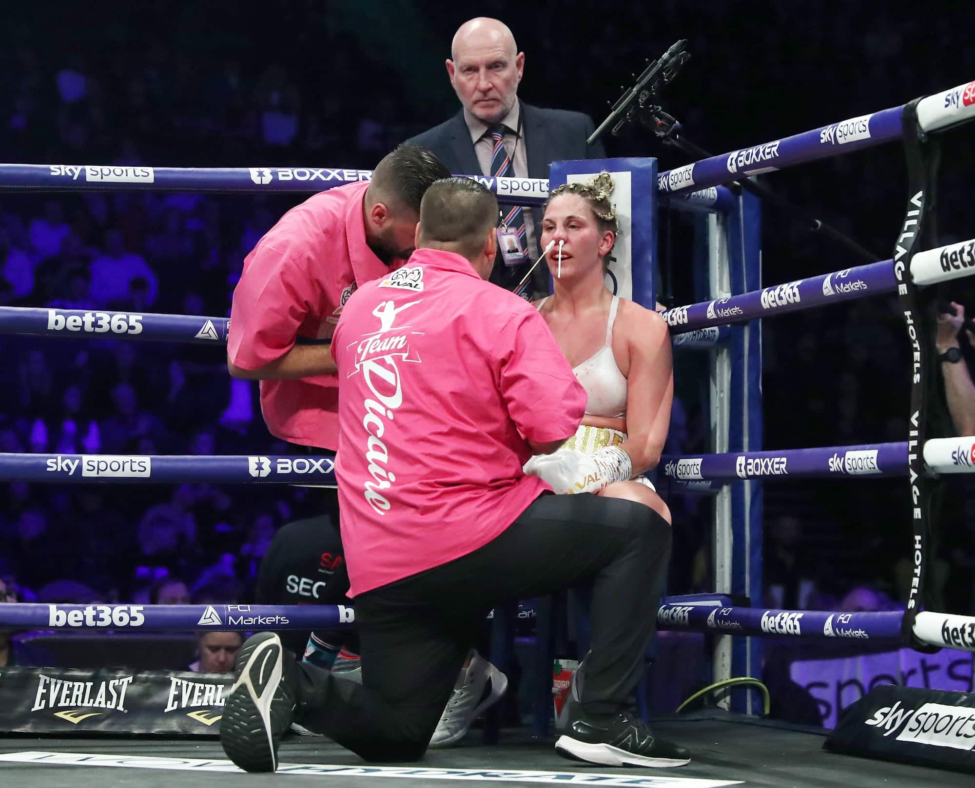 Dans le coin de Marie-Ève Dicaire, on s’activait à lui fournir des soins pour qu’elle puisse poursuivre le combat. Elle s’est tout de même rendue jusqu’à la toute fin, au dernier round.
