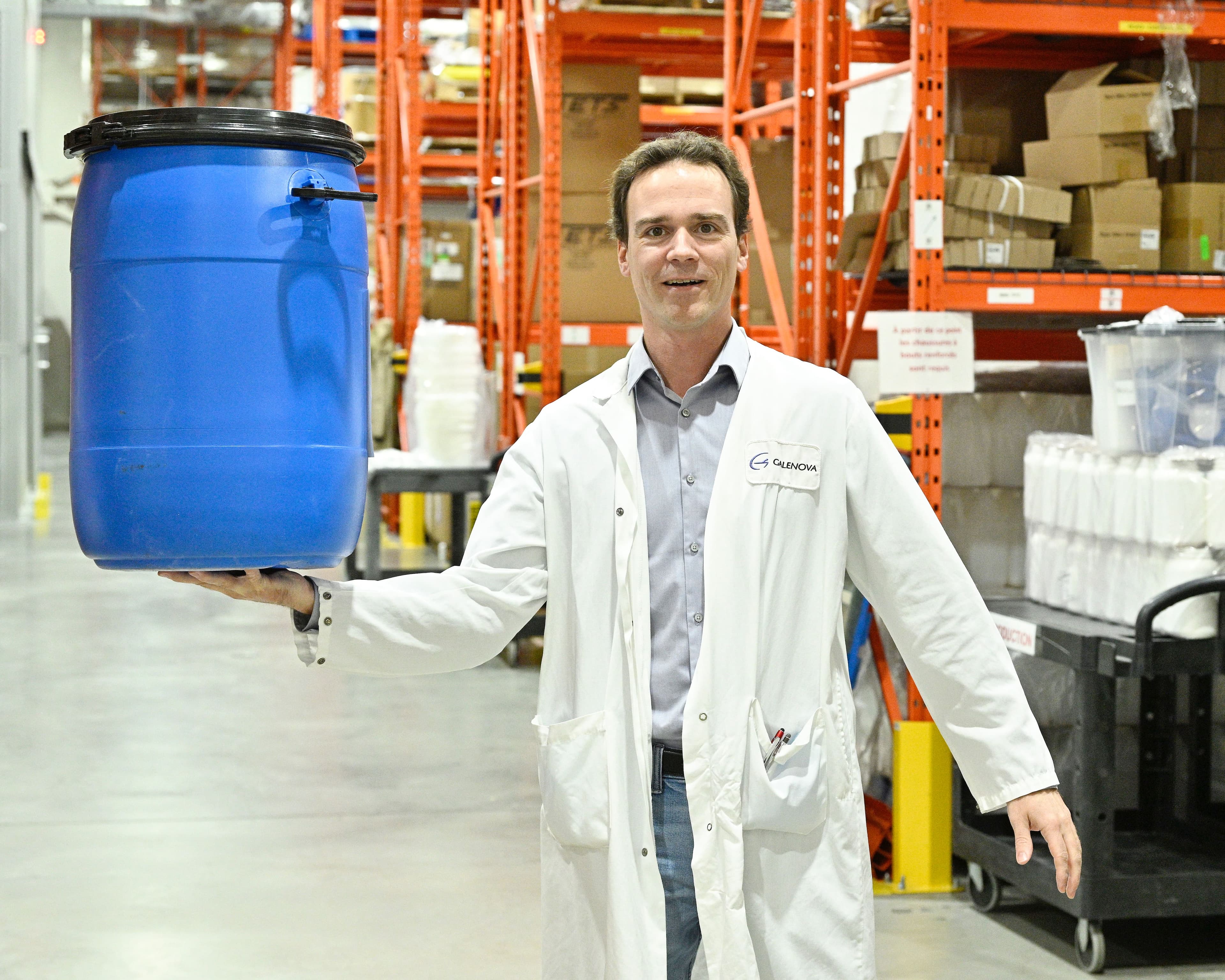 Jean-Philippe Gentès, copropriétaire de Gentès & Bolduc pharmaciens, tient un des barils de poudre d’acétaminophène qu’il utilise pour faire du Tylenol pour enfants. Le volume de production de la PME est toutefois microscopique par rapport à celui des grandes pharmaceutiques.