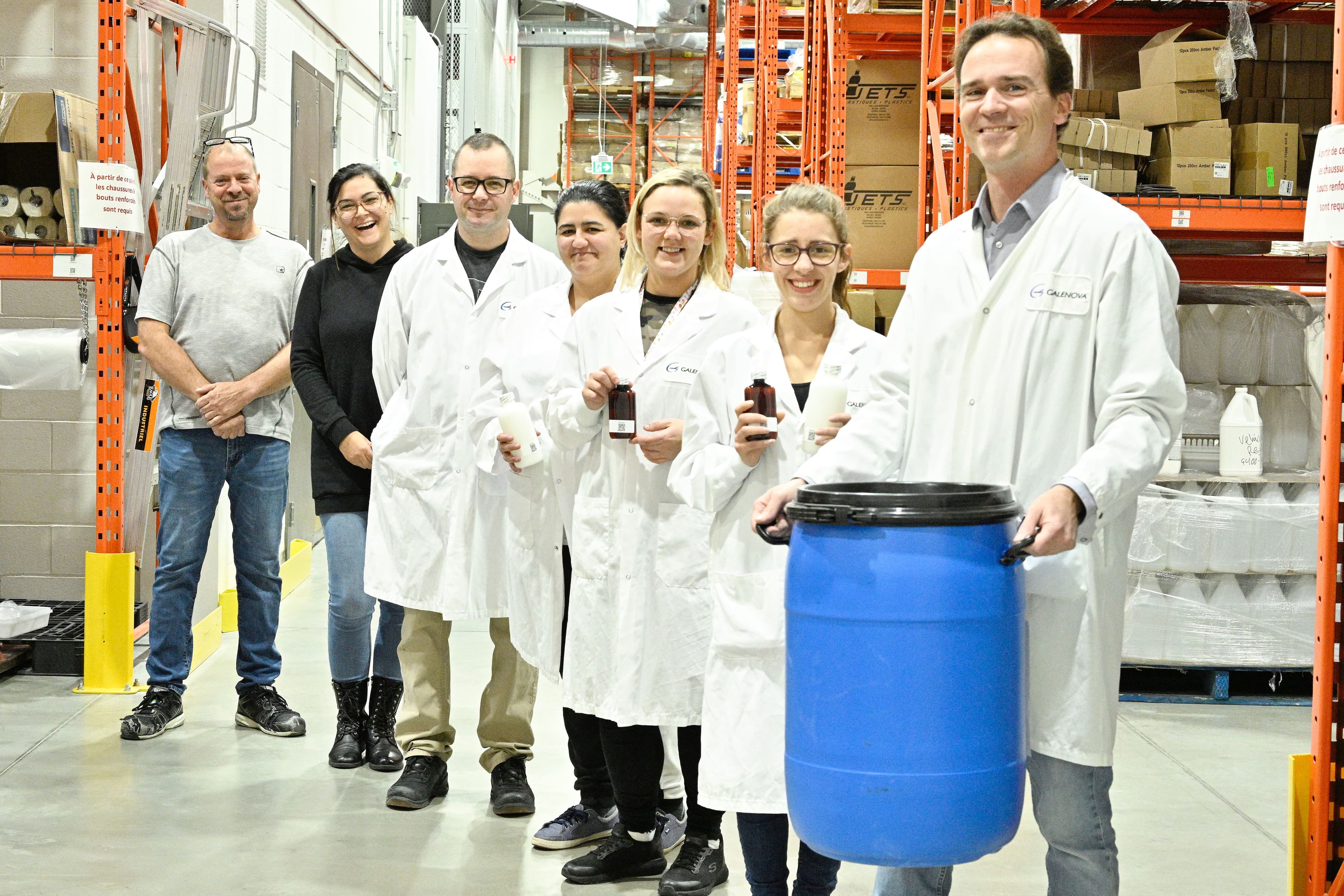 Jean-Philippe Gentès, pharmacien et copropriétaire de Gentès & Bolduc pharmaciens et ses employés Daphné Coache, Molly Leblanc, Félicia Karambakhsh, Jean-François Gibeault, Sophie Desjardins et Patrick Archambeault.