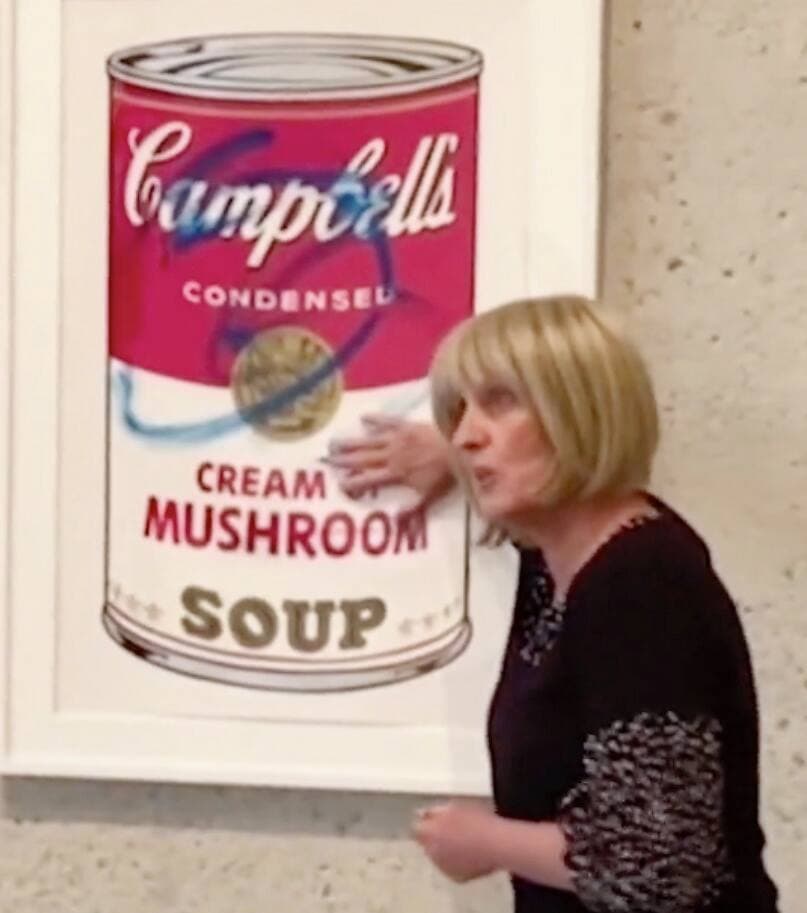 Le 8 novembre, en Australie, des manifestants ont dessiné des graffitis sur les protections transparentes de différentes œuvres d’art, dont Campbell’s Soup d’Andy Warhol.