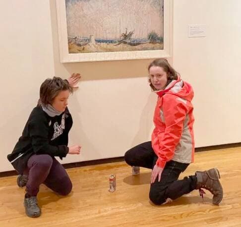 À Vancouver, une œuvre d’Emily Carr a été aspergée de sirop d’érable le 12 novembre.